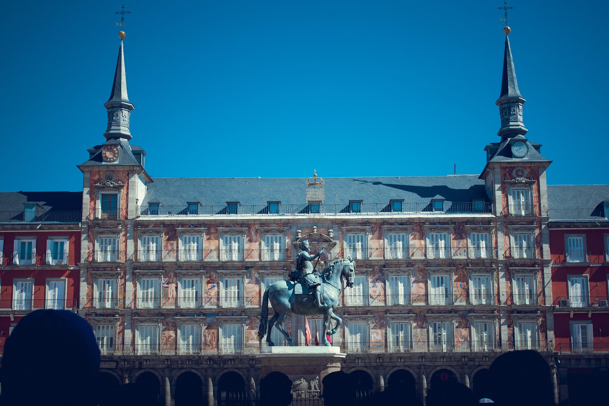 Nikon AF-S Nikkor 24-70mm F2.8G ED sample photo. Blue sky at plaza mayor photography