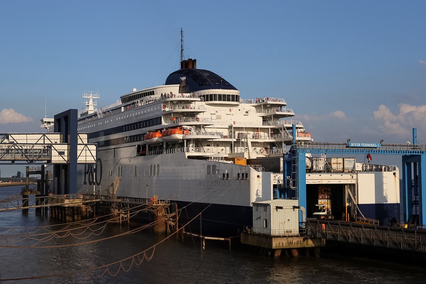 Canon EF 24-105mm F3.5-5.6 IS STM sample photo. Loading the ferry photography