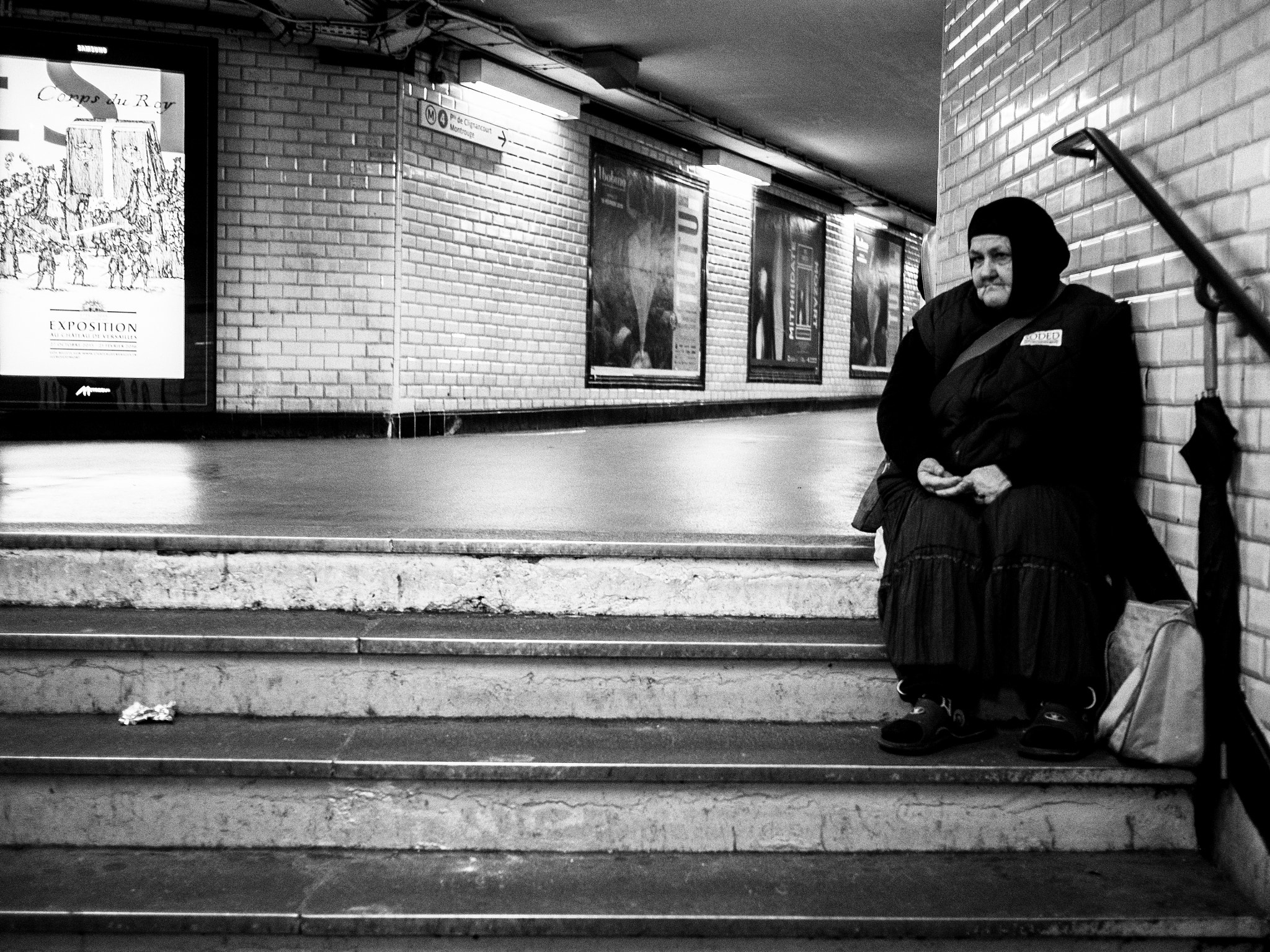 Olympus OM-D E-M10 + Panasonic Lumix G 20mm F1.7 ASPH sample photo. Repos sur les marches du métro photography