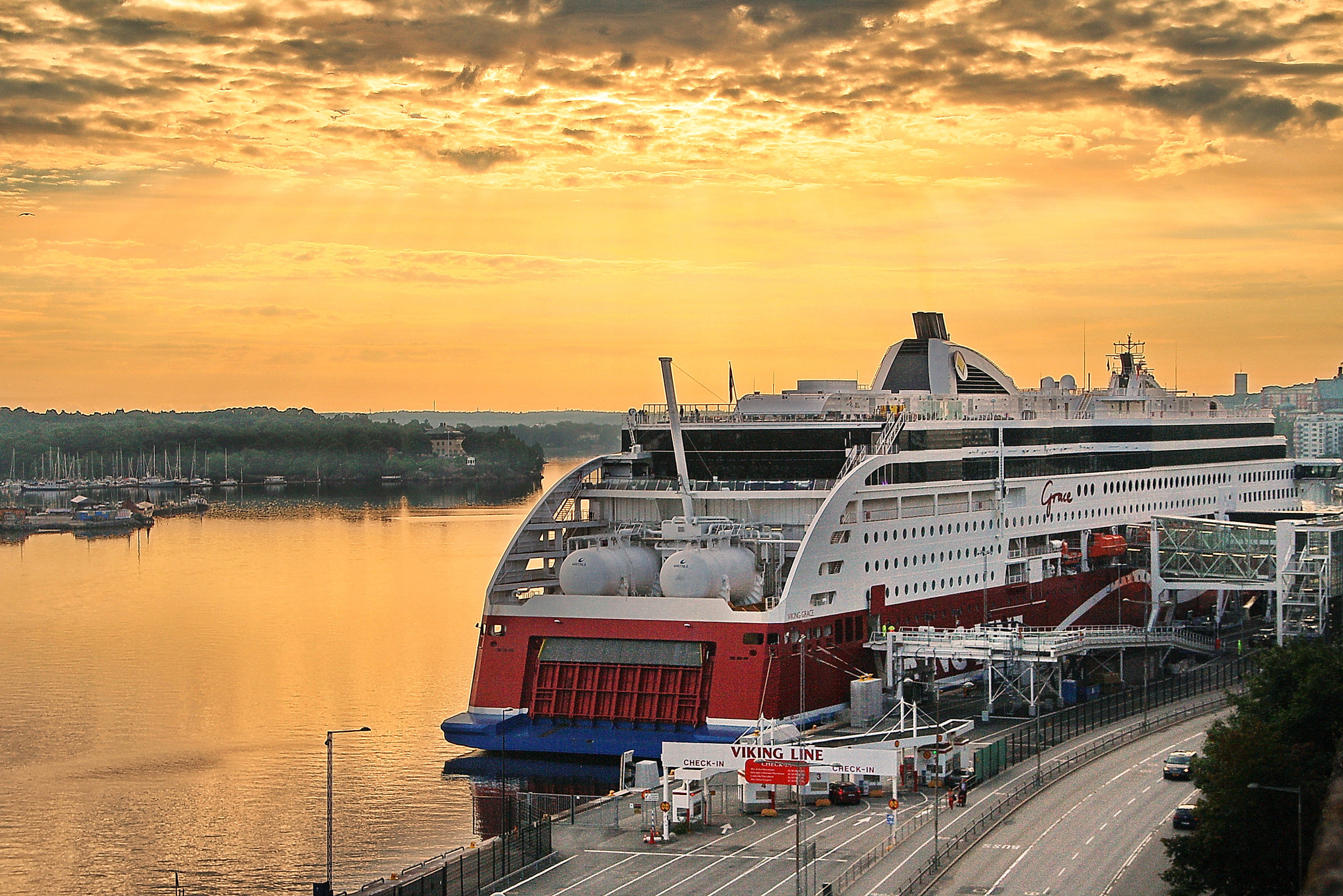 Sigma 18-125mm F3.8-5.6 DC OS HSM sample photo. Golden sunrise in stockholm photography