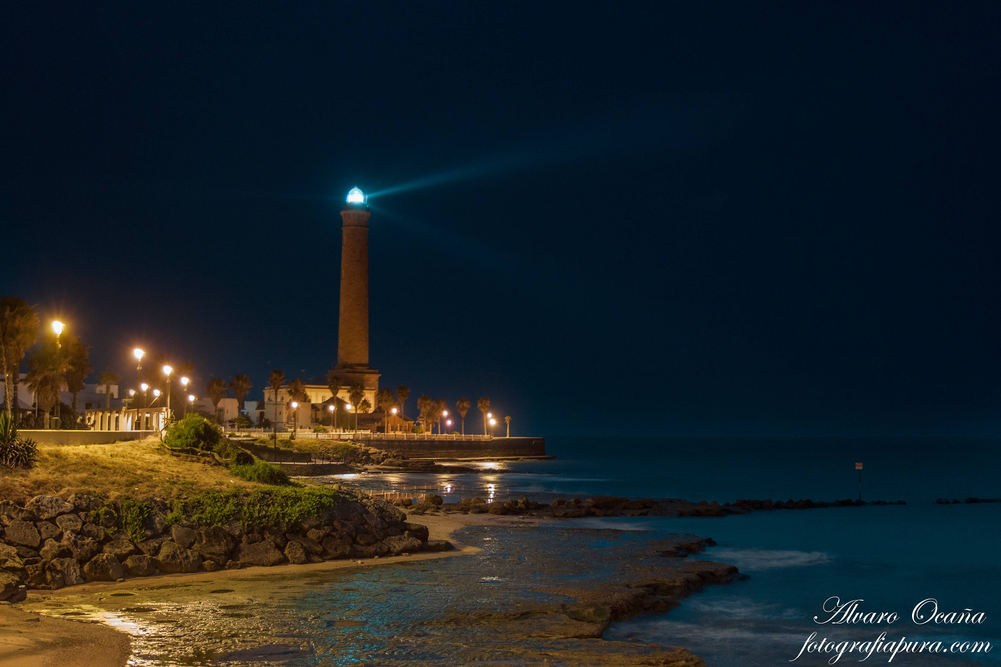 Canon EOS 500D (EOS Rebel T1i / EOS Kiss X3) + Canon EF 17-40mm F4L USM sample photo. Faro de chipiona de noche (cádiz) photography
