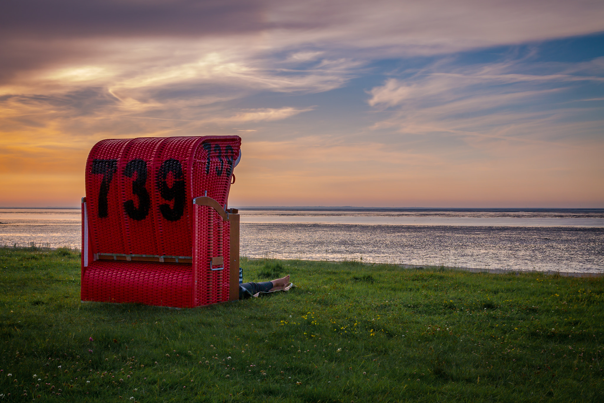 Sigma 17-70mm F2.8-4 DC Macro OS HSM sample photo. Strandkorb mit bein photography