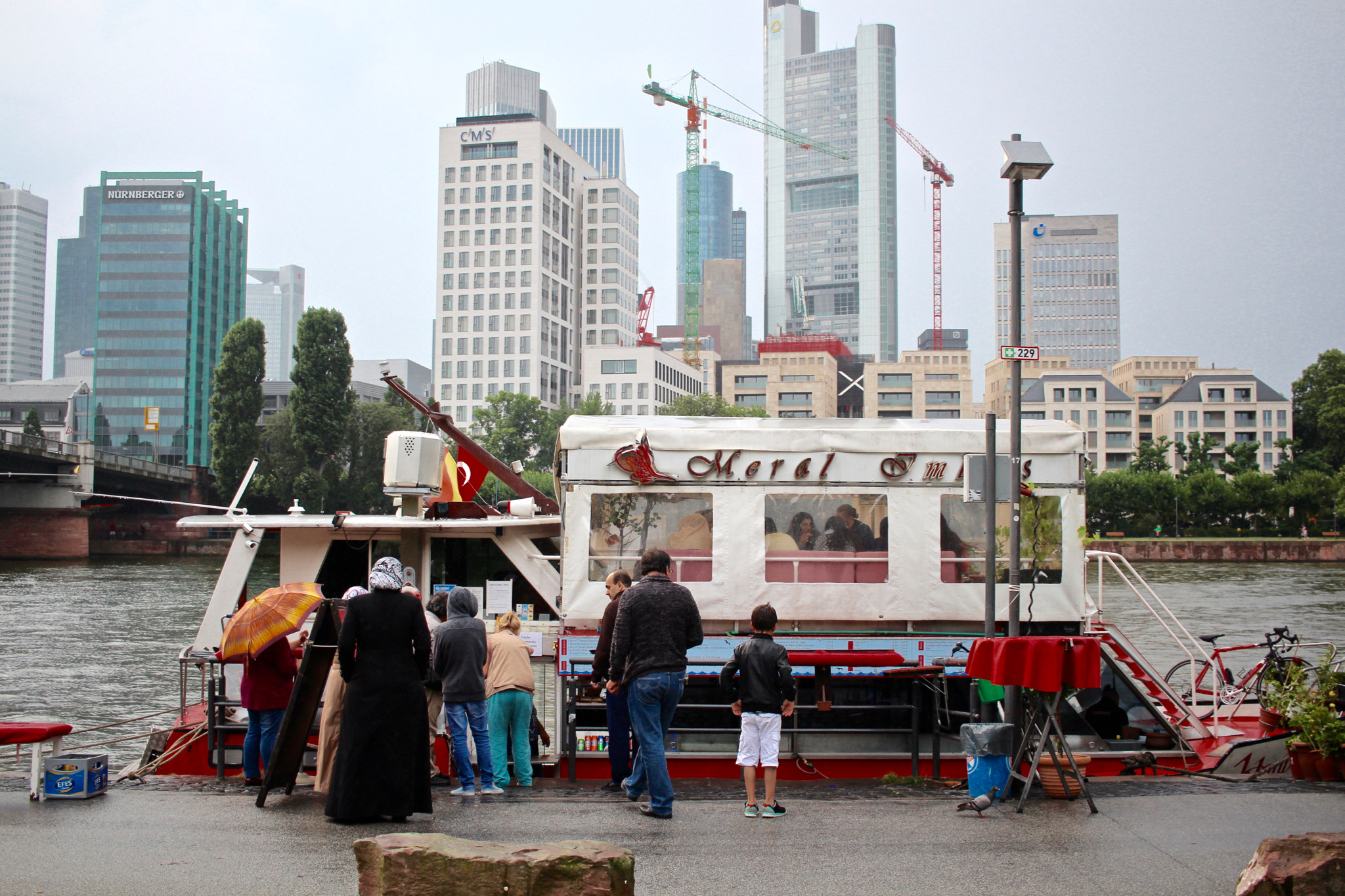 Canon EF-S 24mm F2.8 STM sample photo. Floating dönner stand on the main photography