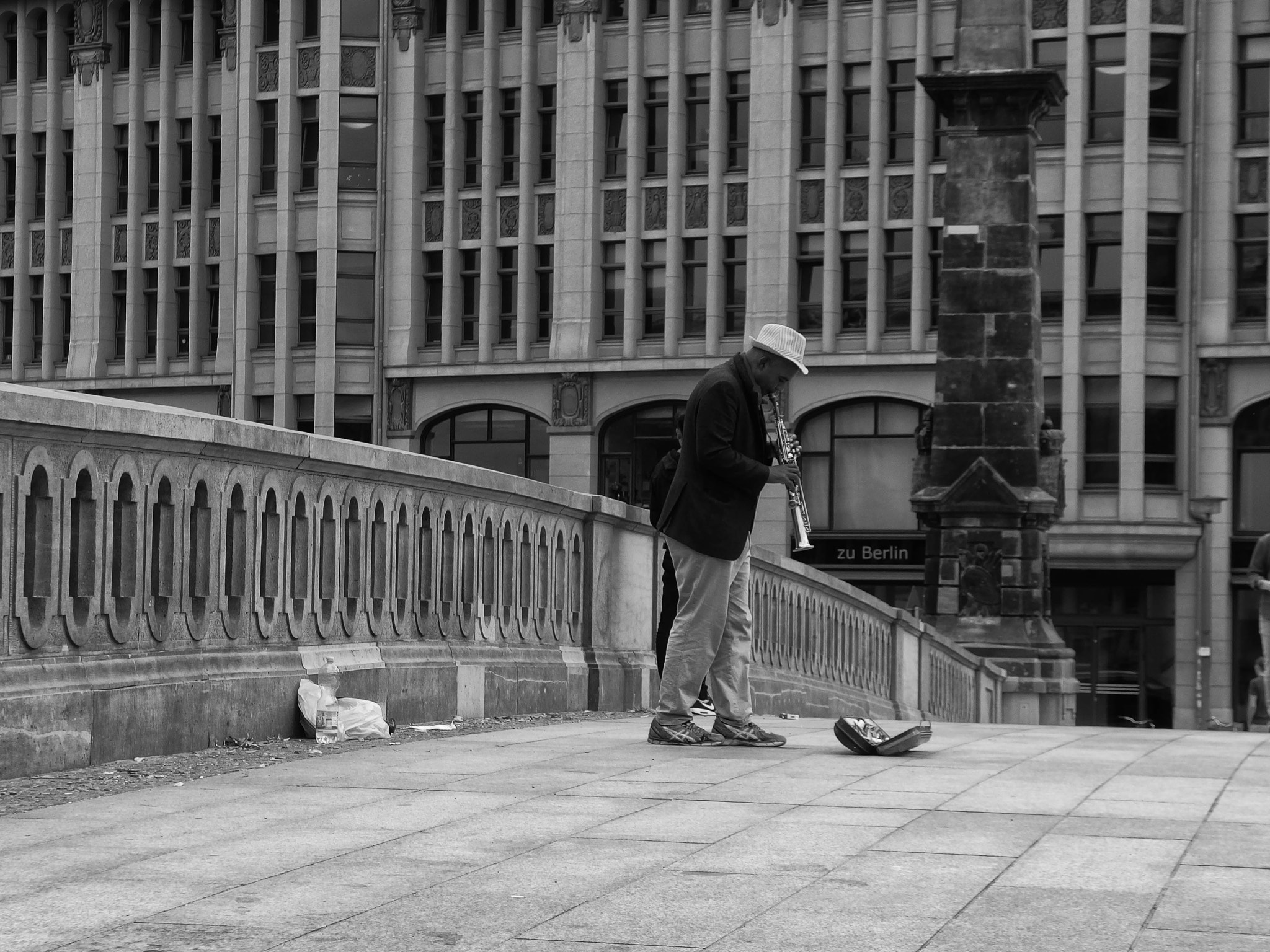 PENTAX RICOH IMAGING PENTAX MX-1 sample photo. Street music berlin photography
