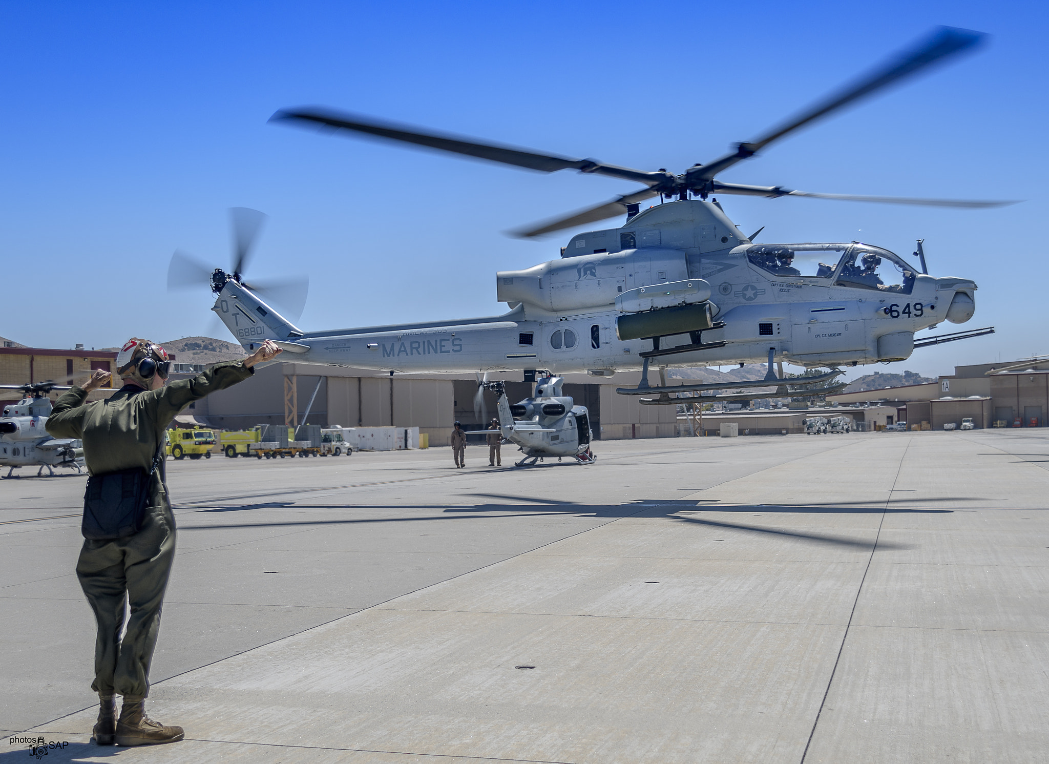 Nikon D500 sample photo. Plane captain launching out a usmc ah-1z viper. photography