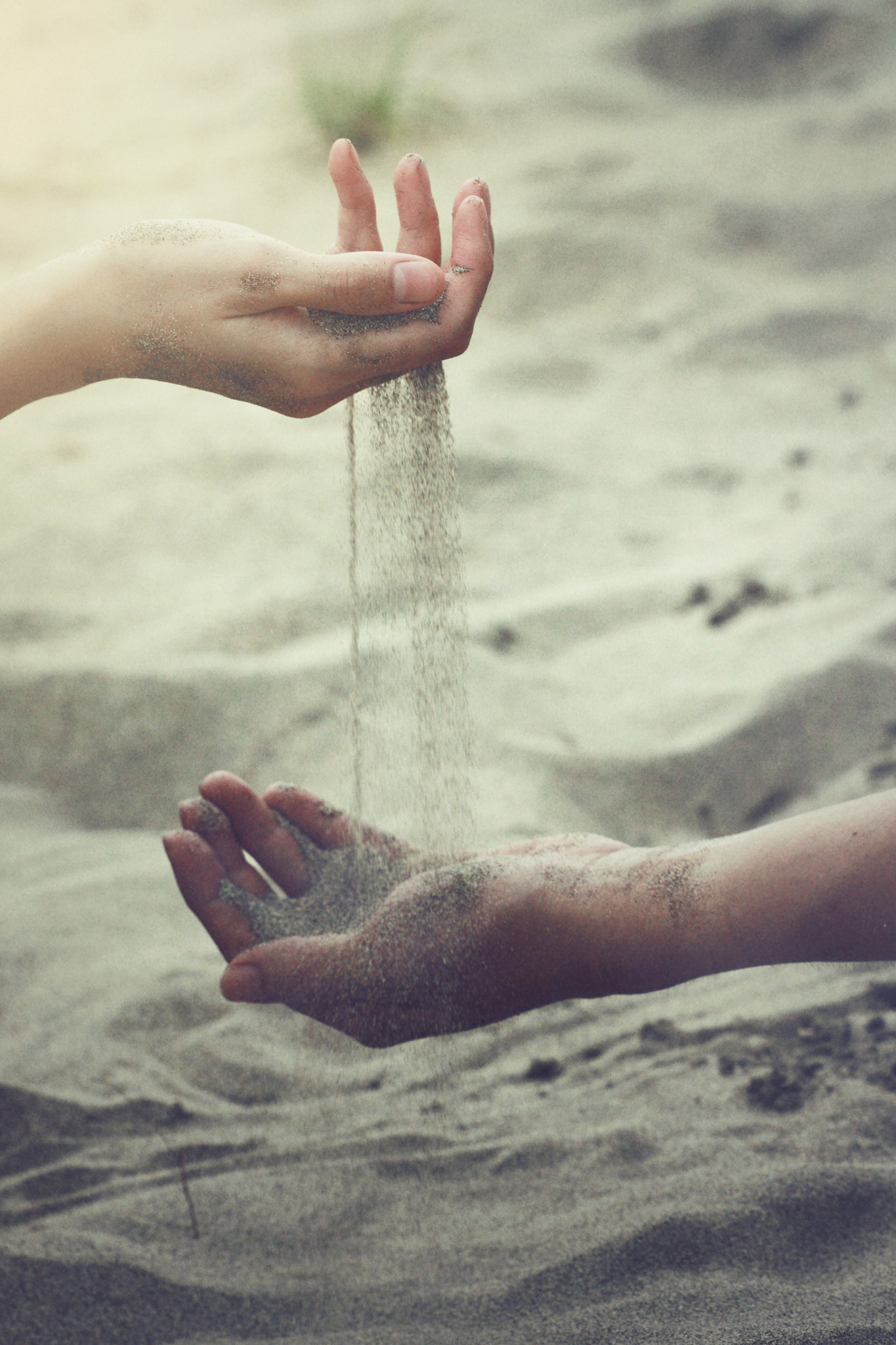 Canon EOS 450D (EOS Rebel XSi / EOS Kiss X2) + Canon EF 70-200mm F4L USM sample photo. Hands and sand photography