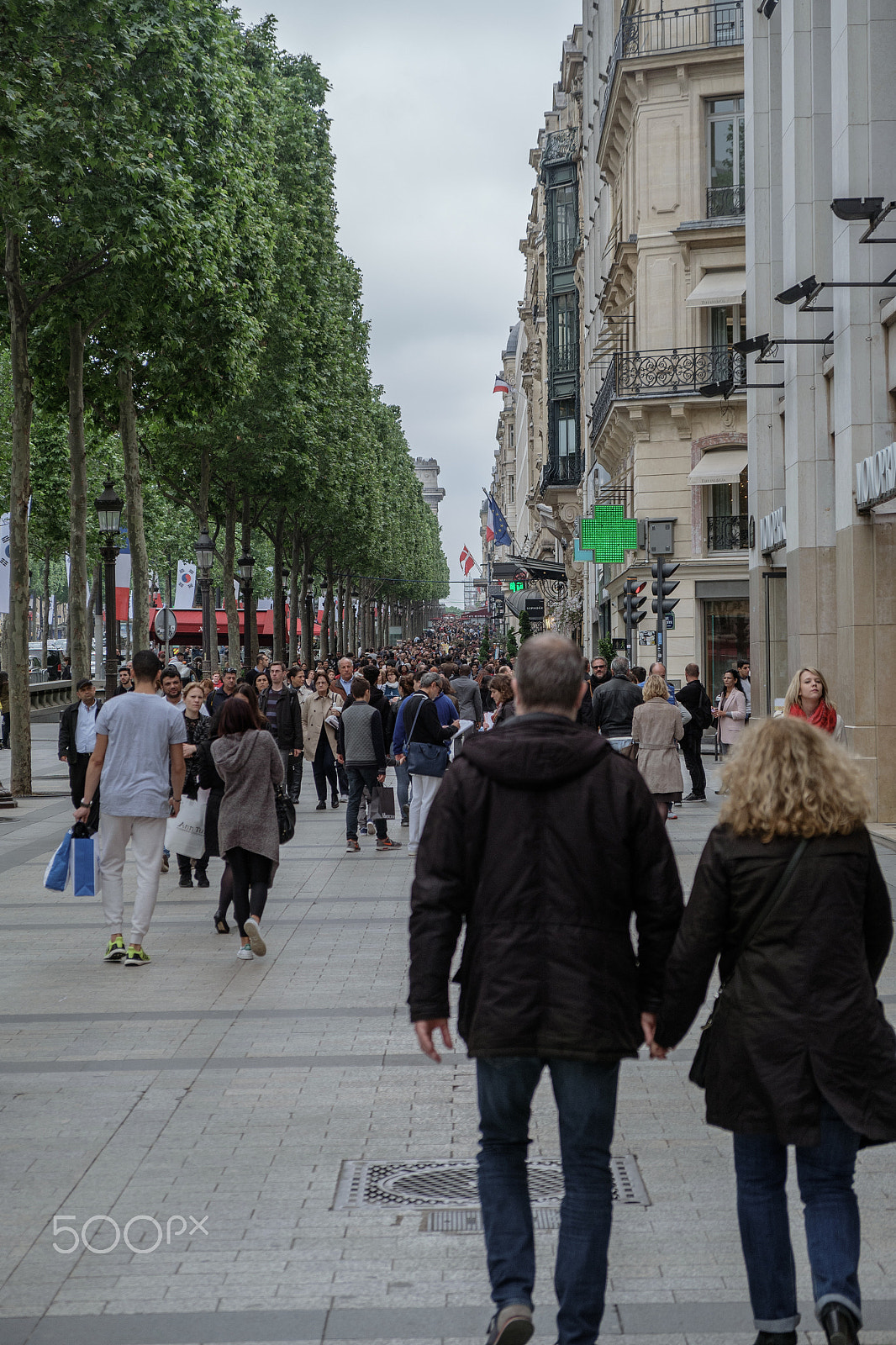 Fujifilm X-A2 + Fujifilm XF 18-55mm F2.8-4 R LM OIS sample photo. Champs Élysées photography