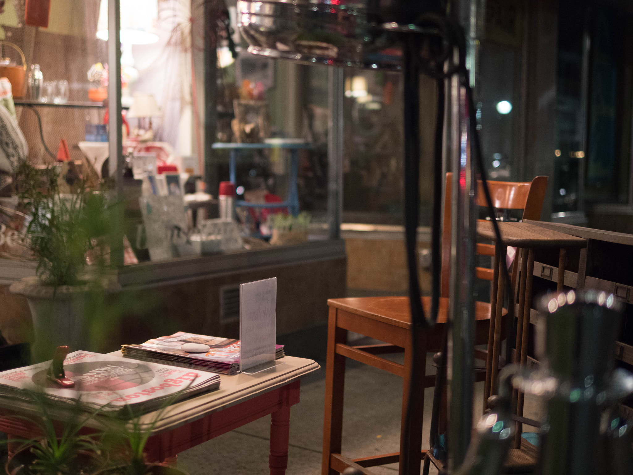 Panasonic Lumix DMC-GX8 + Panasonic Leica DG Summilux 25mm F1.4 II ASPH sample photo. Street furniture photography