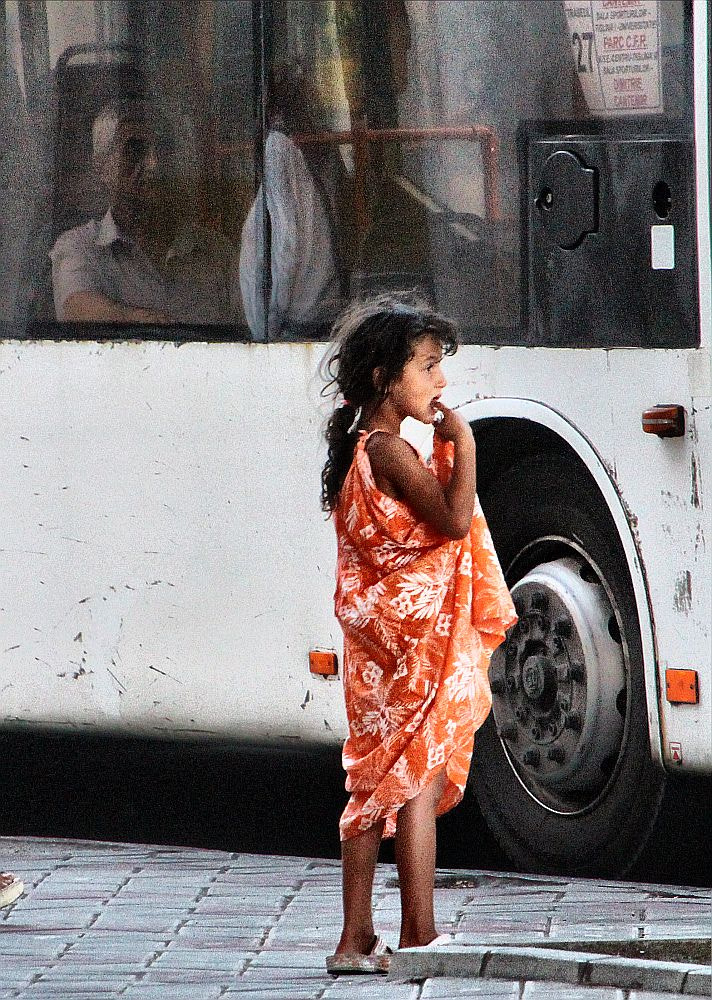 Canon EOS 650D (EOS Rebel T4i / EOS Kiss X6i) + Tamron 16-300mm F3.5-6.3 Di II VC PZD Macro sample photo. Gypsy girl waiting for people to get off the bus to beg photography
