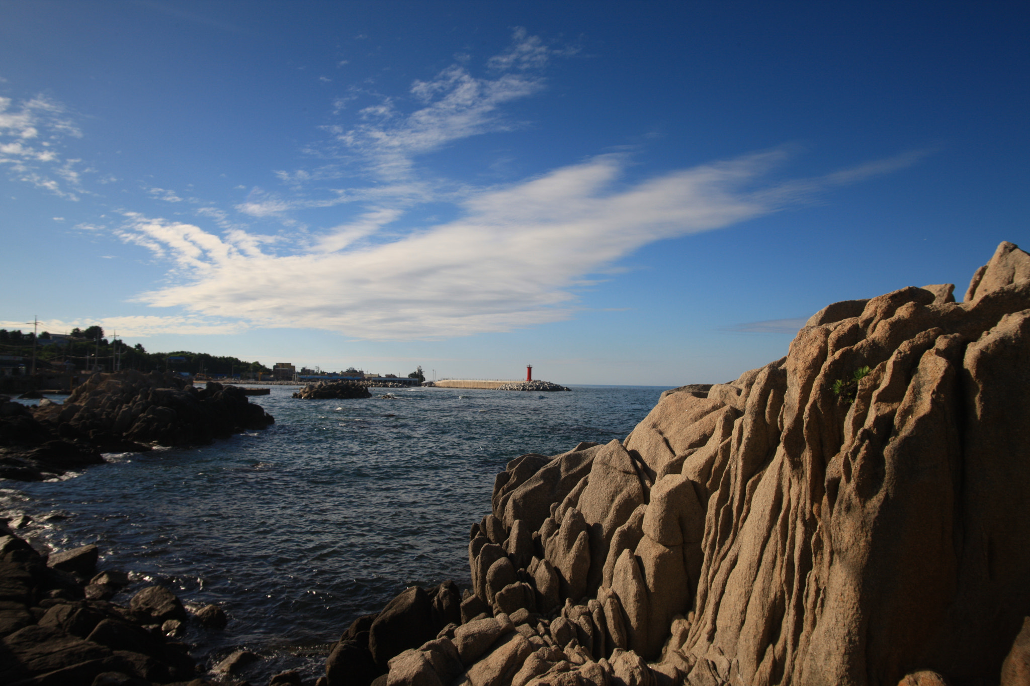 Sigma 17-35mm f/2.8-4 EX DG Aspherical HSM sample photo. Rocks in the seashore photography