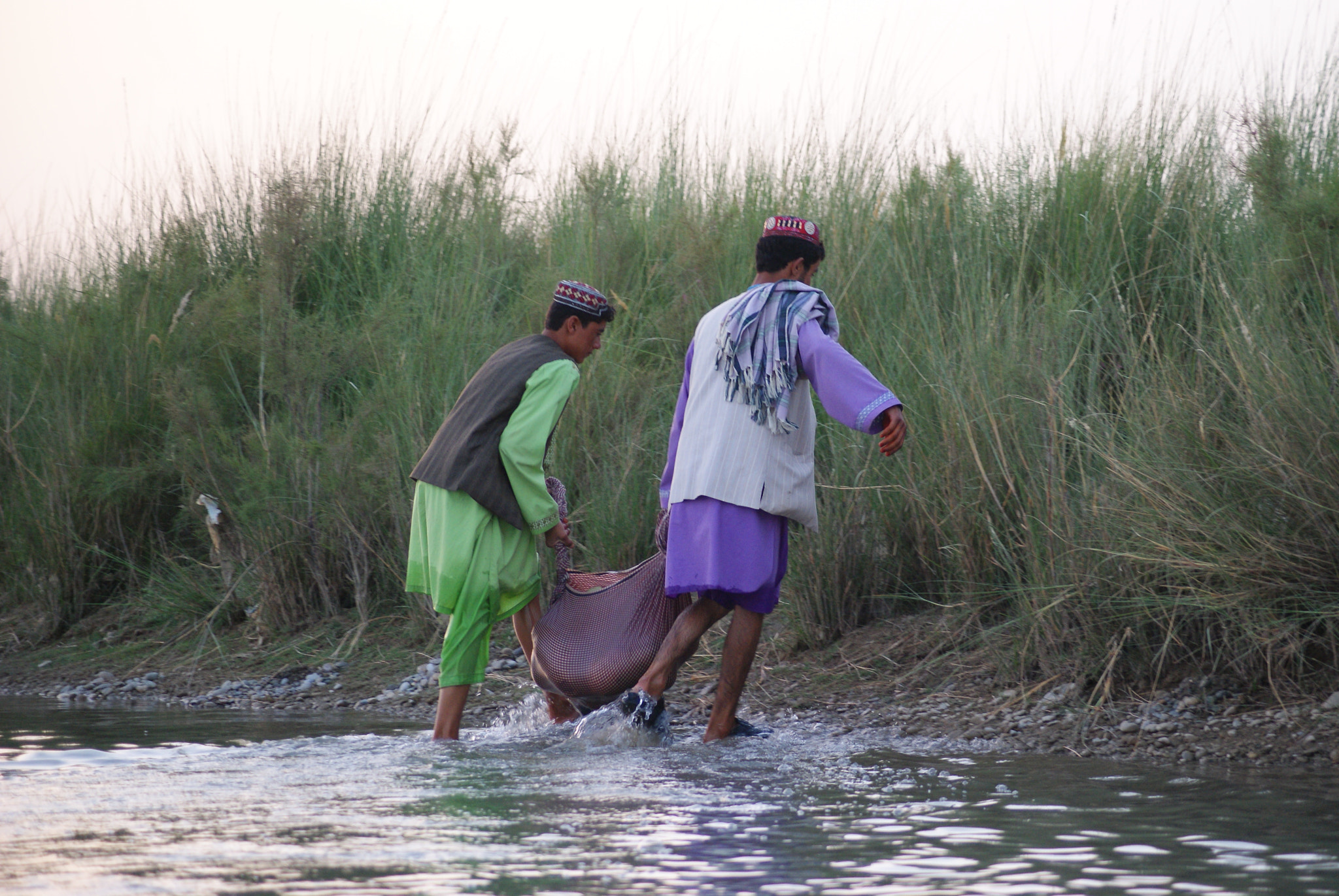 Sony DT 55-200mm F4-5.6 SAM sample photo. Villagers working to gather photography