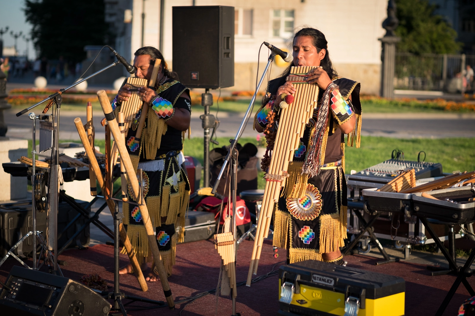 Fujifilm X-T1 + Fujifilm XF 56mm F1.2 R APD sample photo. Musicians on the street photography