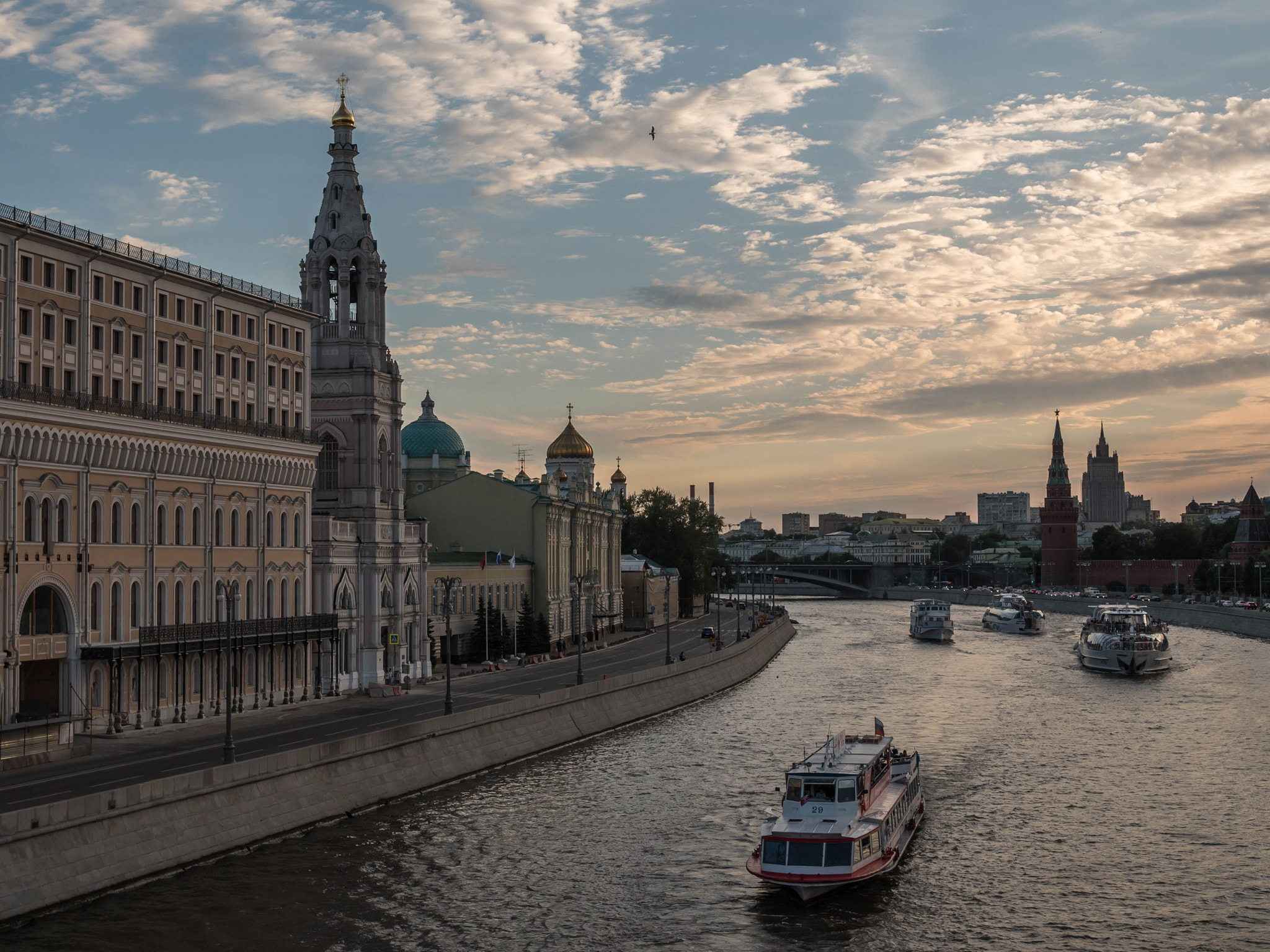 Panasonic Lumix DMC-GH4 + Olympus M.Zuiko Digital 25mm F1.8 sample photo. Moscow river at sunset photography