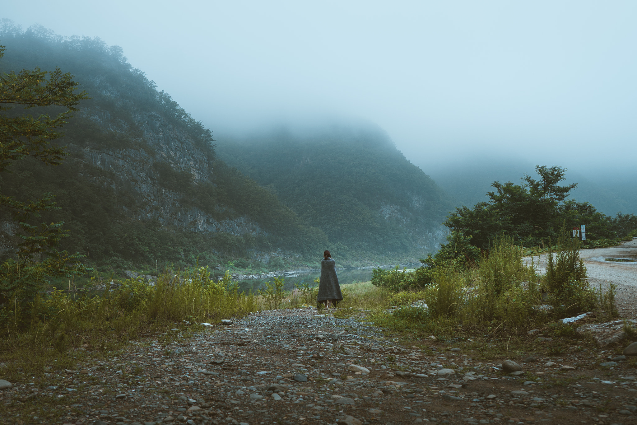 Sony a7 + ZEISS Batis 25mm F2 sample photo. Lone blanket photography