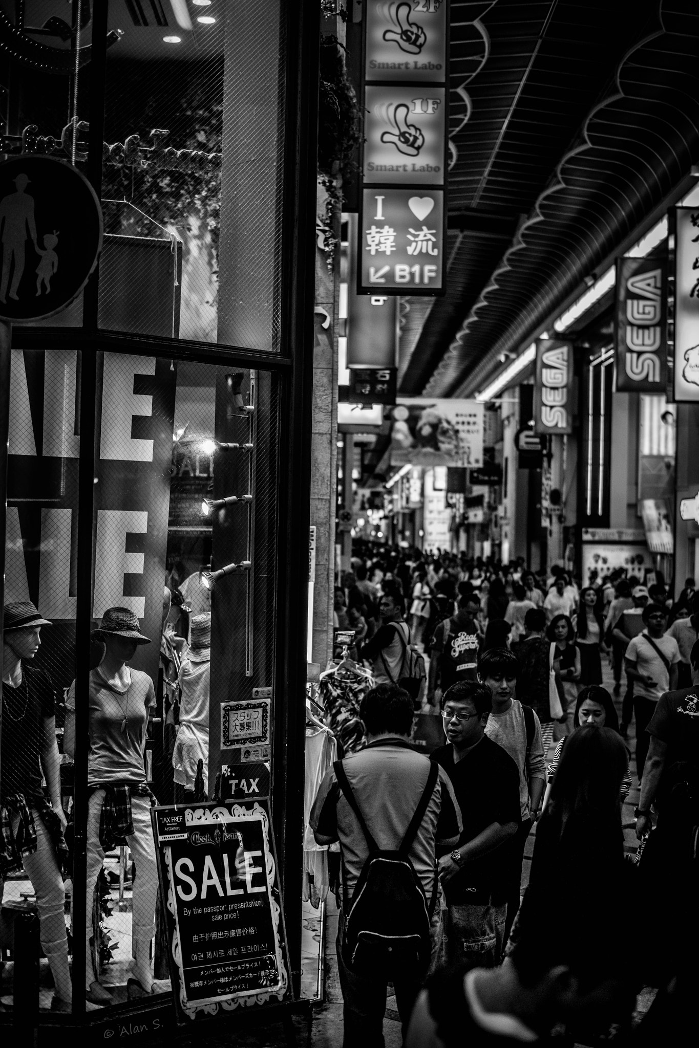 ZEISS Planar T* 50mm F1.4 sample photo. Street mall in osaka, japan photography