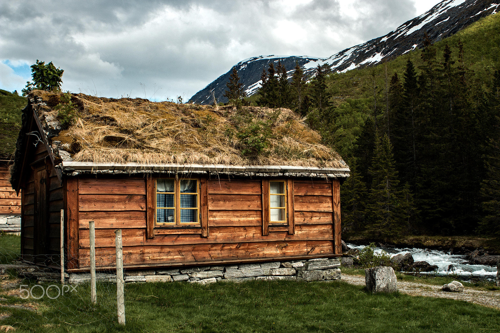Canon EF 28-80mm f/3.5-5.6 sample photo. Old house photography