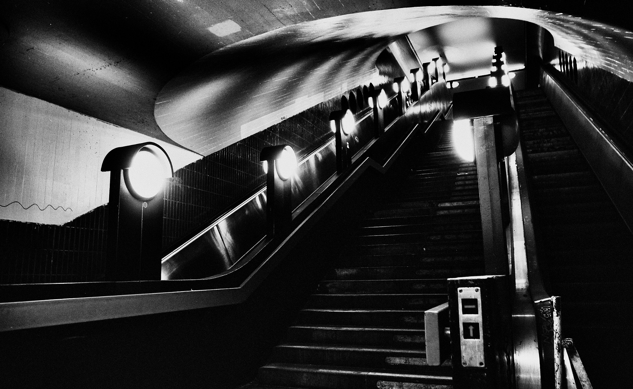 Sigma 15-30mm f/3.5-4.5 EX DG Aspherical sample photo. Underground station berlin photography