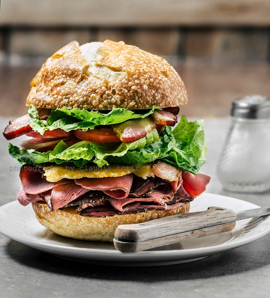 Sony SLT-A77 + Sony 100mm F2.8 Macro sample photo. Burger photography