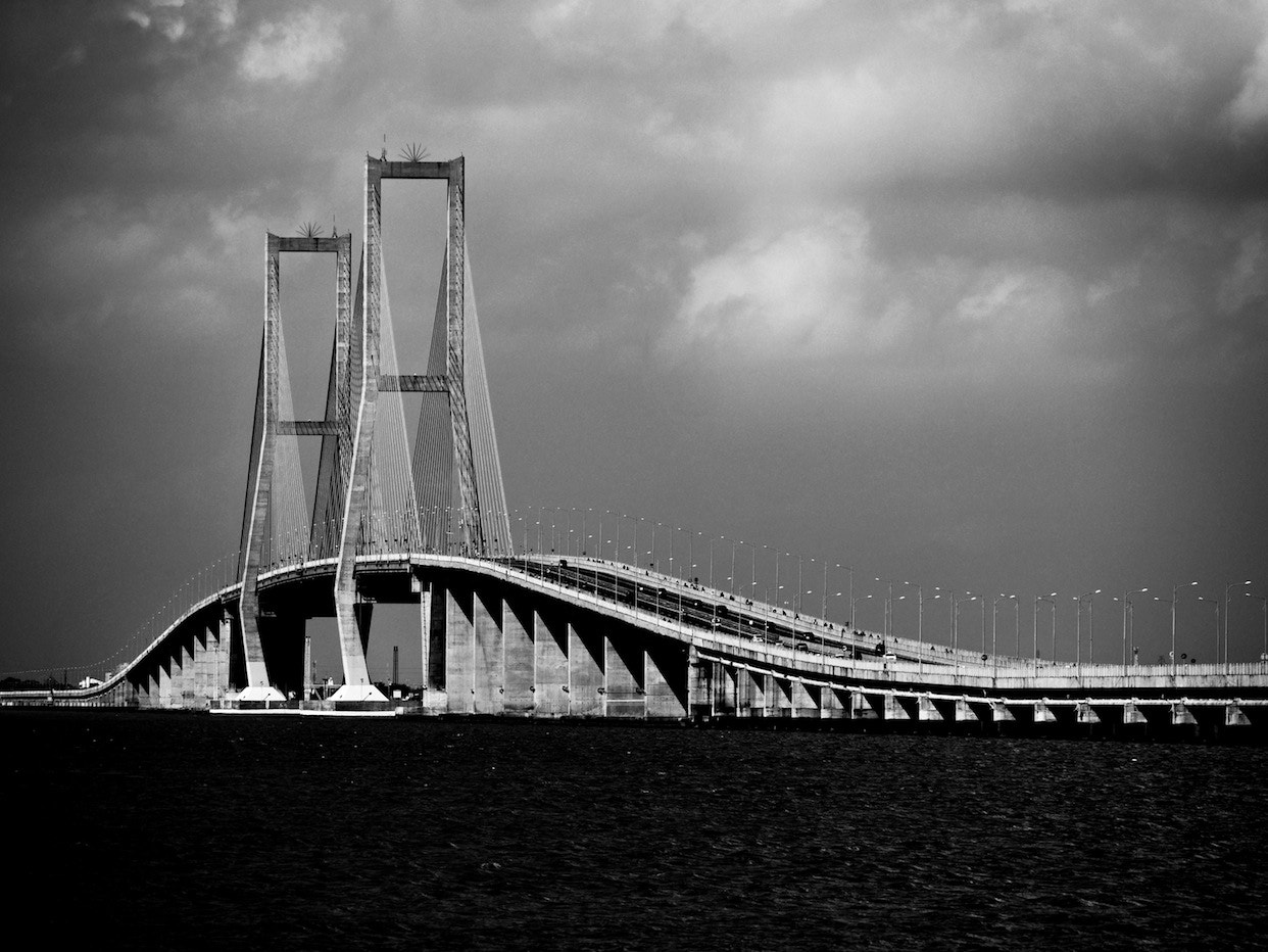 Panasonic Lumix DMC-GH4 + LEICA DG 100-400/F4.0-6.3 sample photo. Suramadu bridge photography