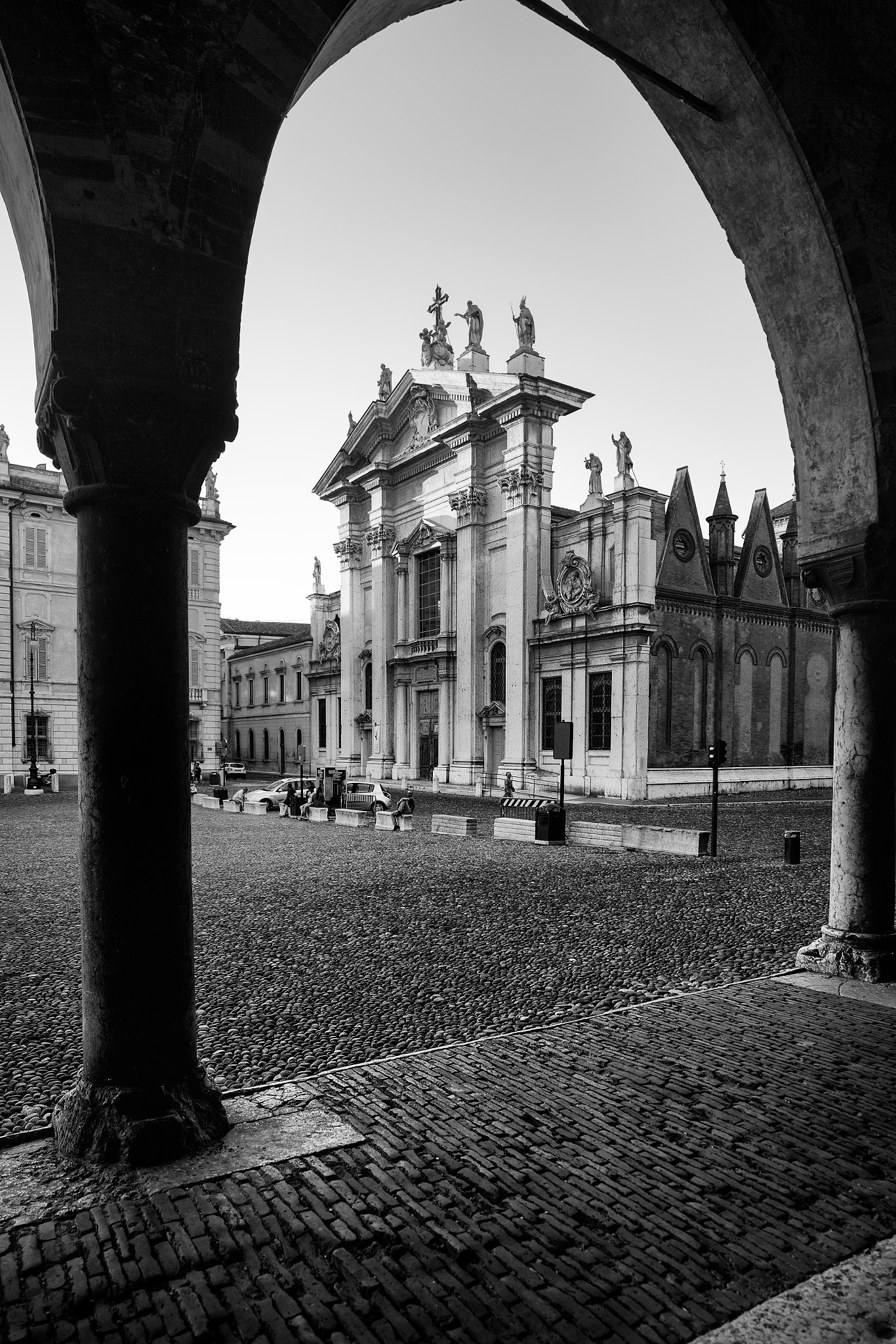 Canon EOS 5D Mark II + ZEISS Distagon T* 21mm F2.8 sample photo. Church between two columns, mantua, italy photography