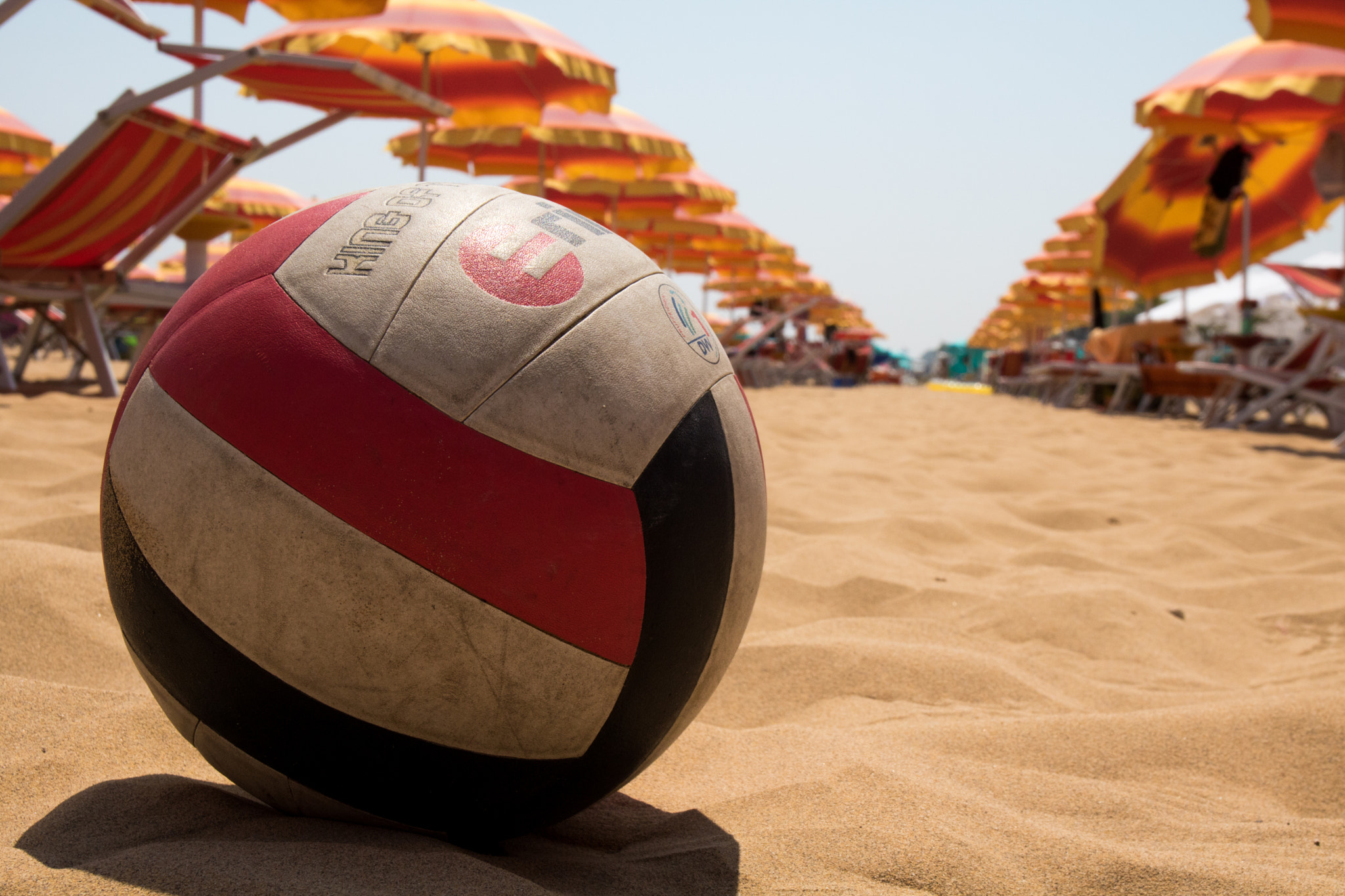 Canon EOS 750D (EOS Rebel T6i / EOS Kiss X8i) + Canon EF 17-40mm F4L USM sample photo. A beachball photography