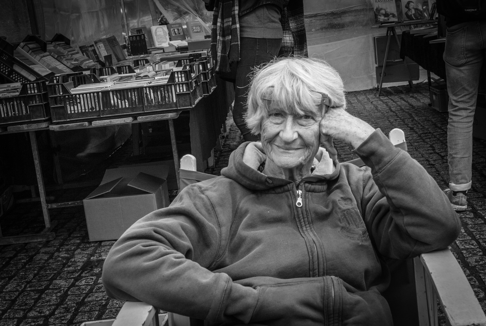 Canon EF 28mm F2.8 IS USM sample photo. Queen of the boeken markt, spui centrum, amsterdam photography