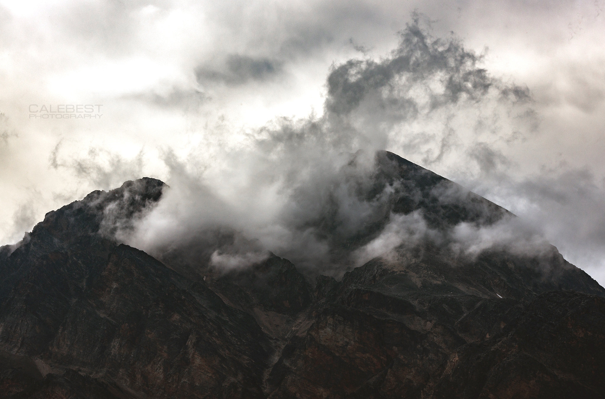 Sony Alpha DSLR-A580 + Tamron SP AF 70-200mm F2.8 Di LD (IF) MACRO sample photo. Pyramid mountain clouds photography