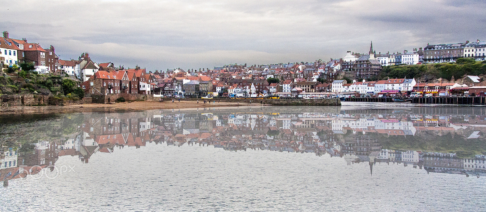 Canon EOS 450D (EOS Rebel XSi / EOS Kiss X2) sample photo. Whitby from the east pier photography