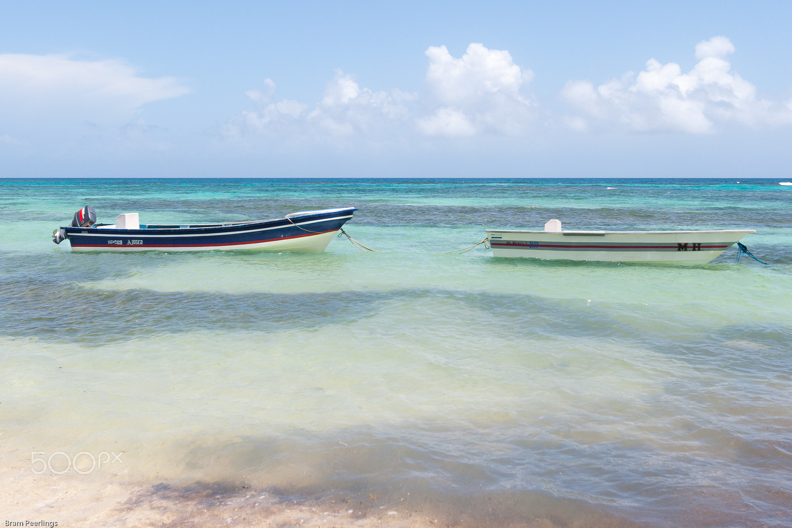 Canon EOS 400D (EOS Digital Rebel XTi / EOS Kiss Digital X) + Canon EF-S 10-22mm F3.5-4.5 USM sample photo. Fishermen's boats at coast of corn island, nicaragua photography