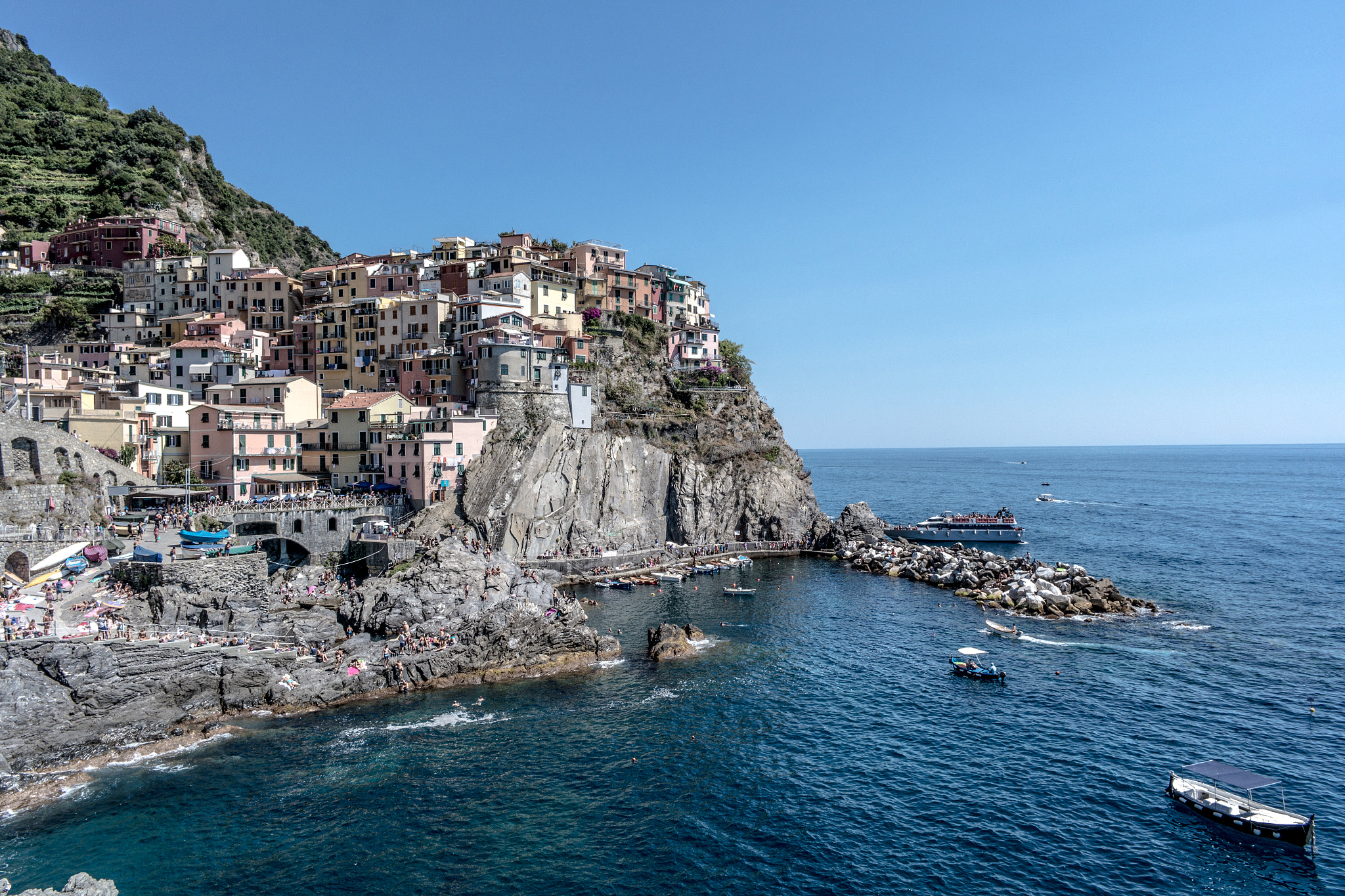 Samsung NX200 + Samsung NX 16mm F2.4 Pancake sample photo. Manarola, cinque terre photography