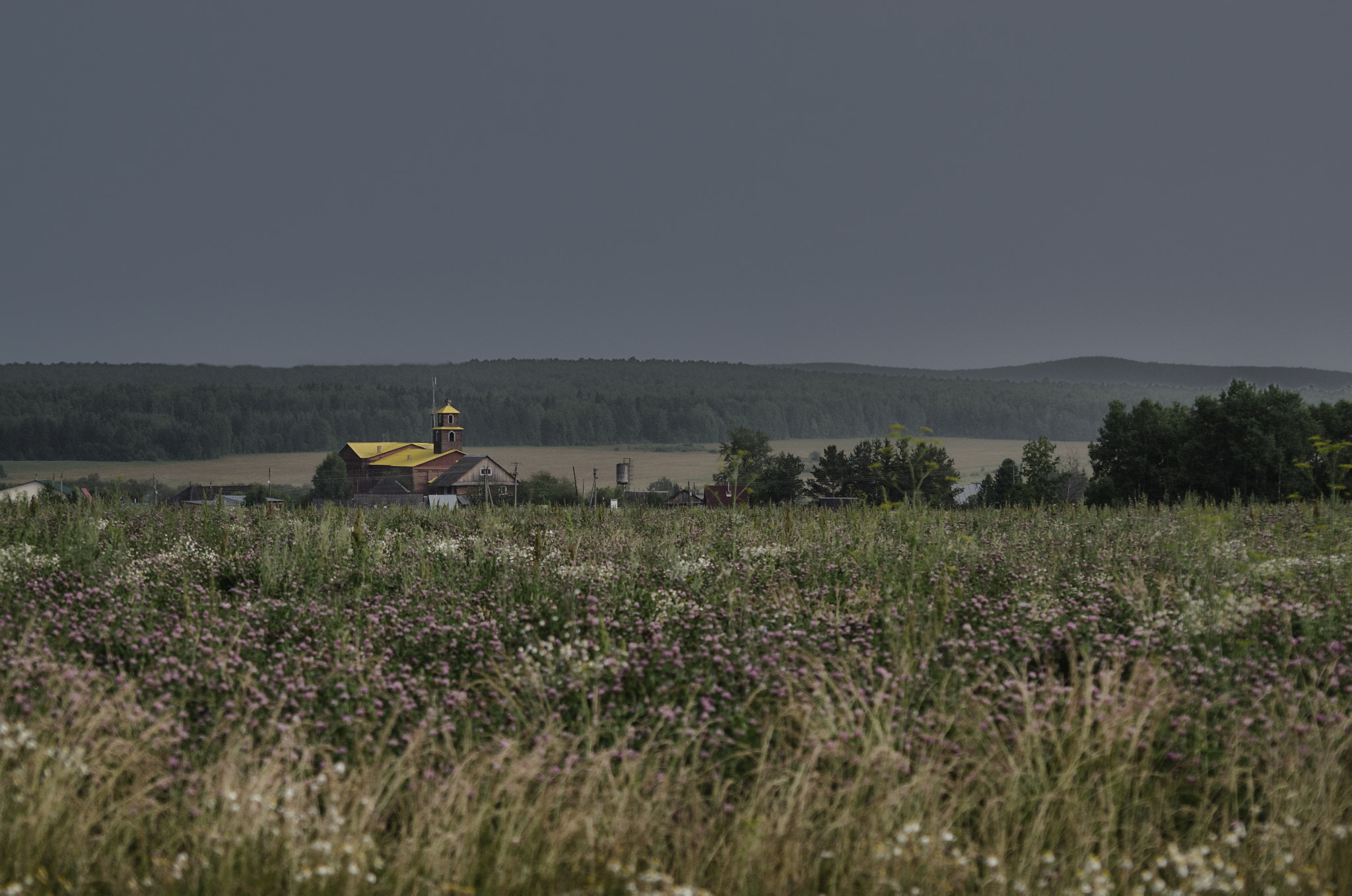 Nikon D7000 + AF Nikkor 70-210mm f/4-5.6 sample photo. Before the rain photography