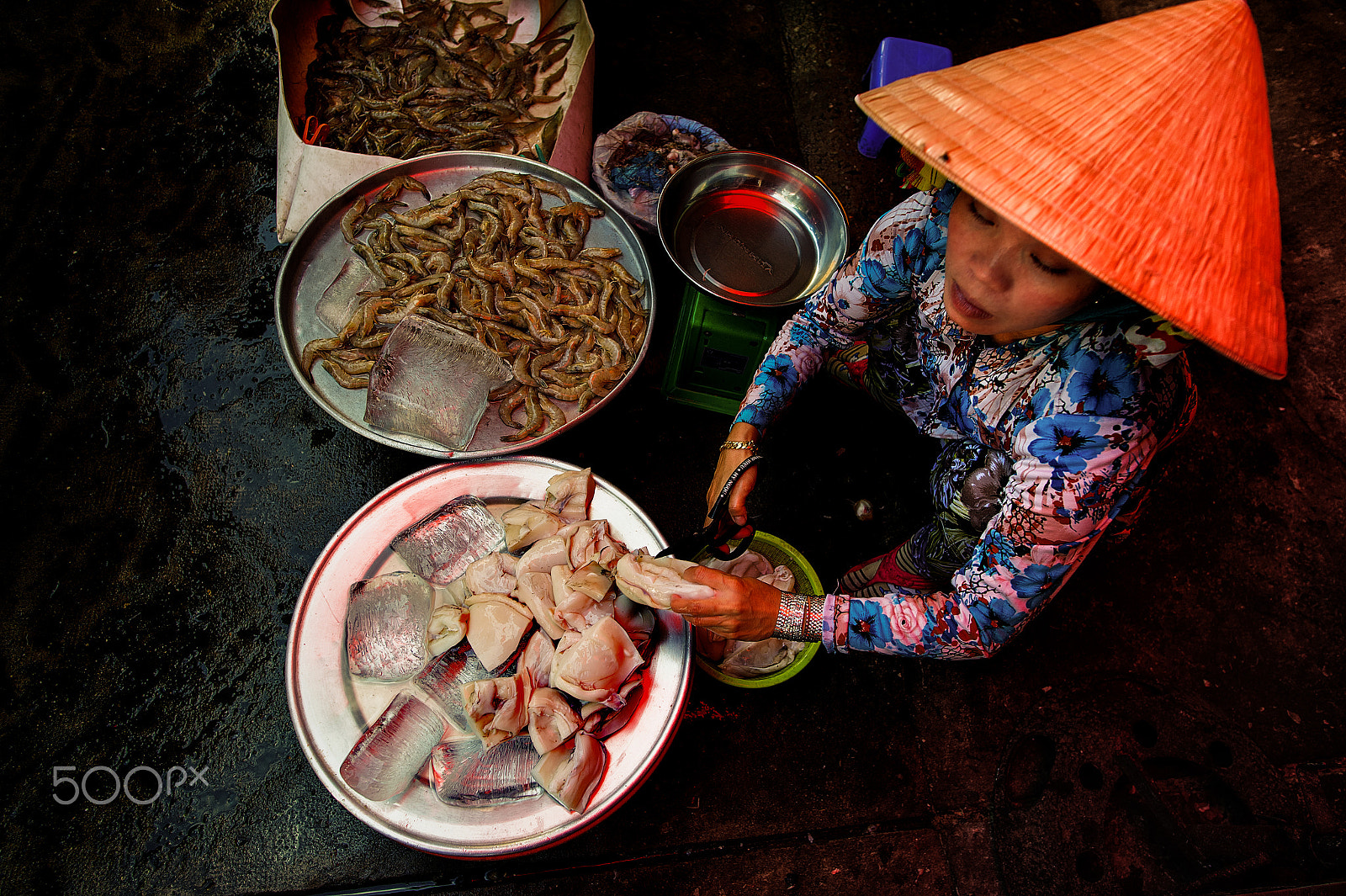 Nikon D4 + Nikon AF-S Nikkor 20mm F1.8G ED sample photo. The fish market photography