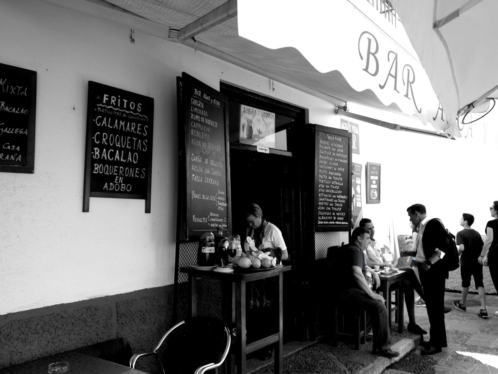 OLYMPUS M.12-50mm F3.5-6.3 sample photo. Bar photography