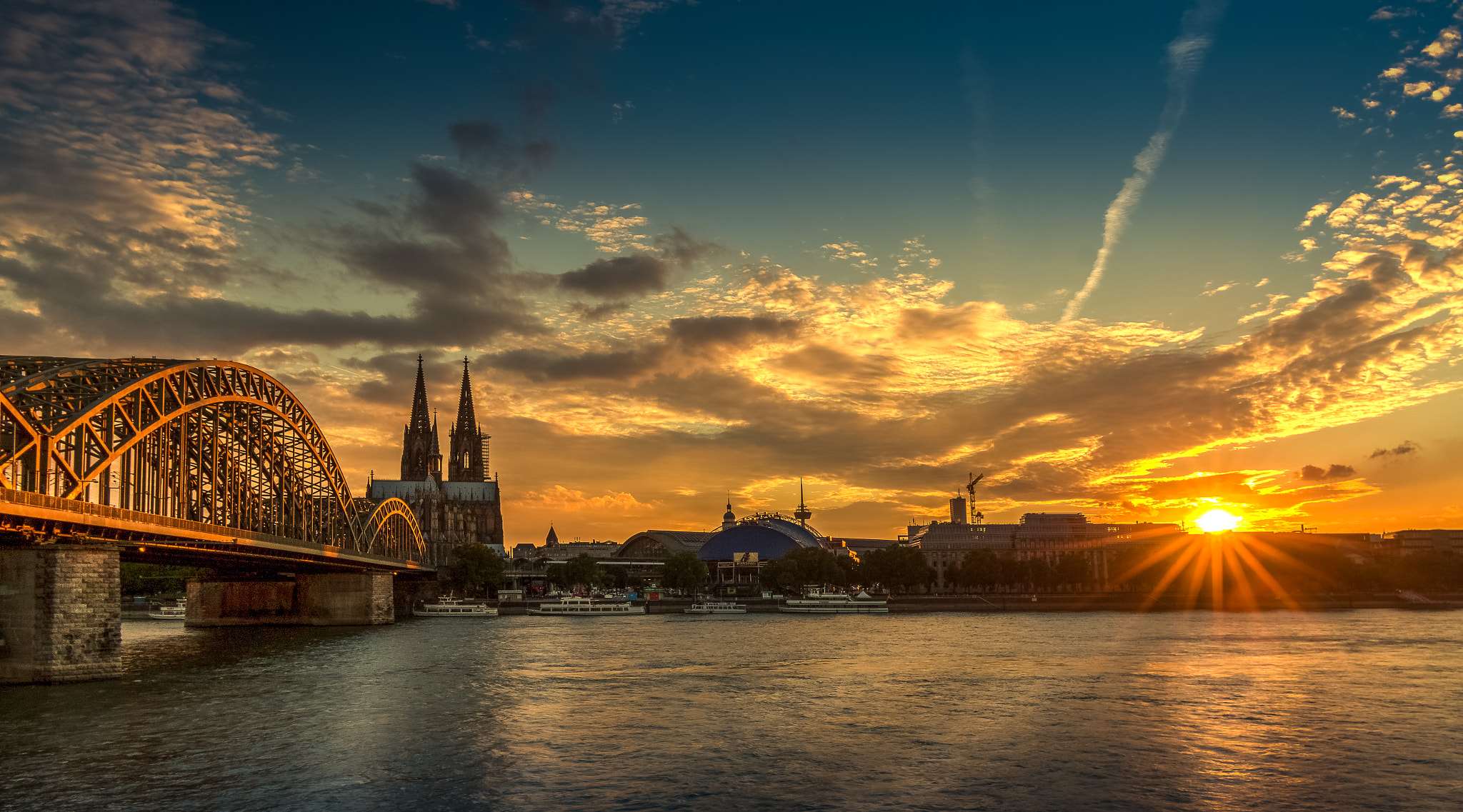 Canon EOS 70D + Canon EF 16-35mm F4L IS USM sample photo. Sonnenuntergang köln photography