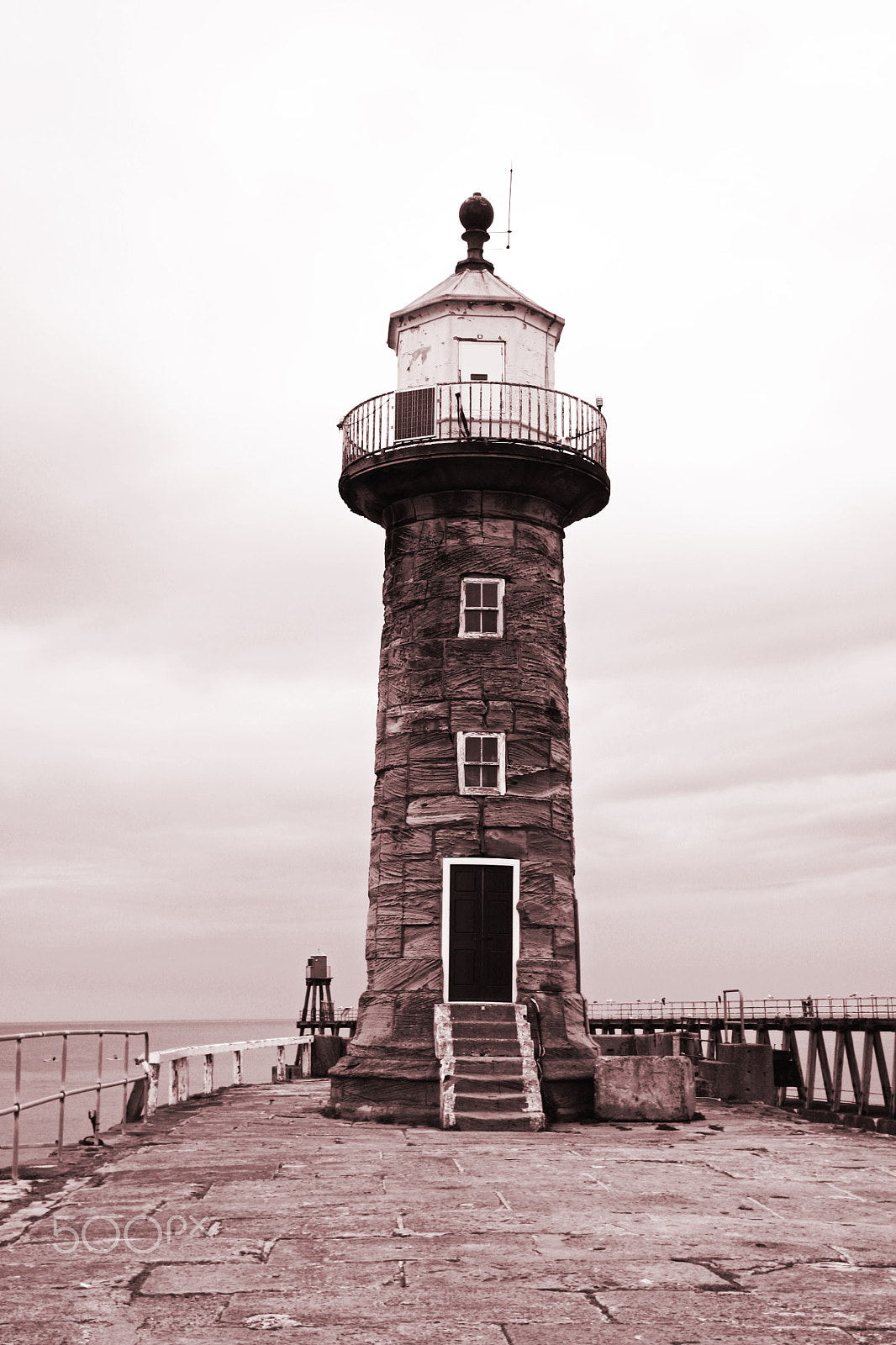 Canon EOS 450D (EOS Rebel XSi / EOS Kiss X2) sample photo. Whitby lighthouse photography