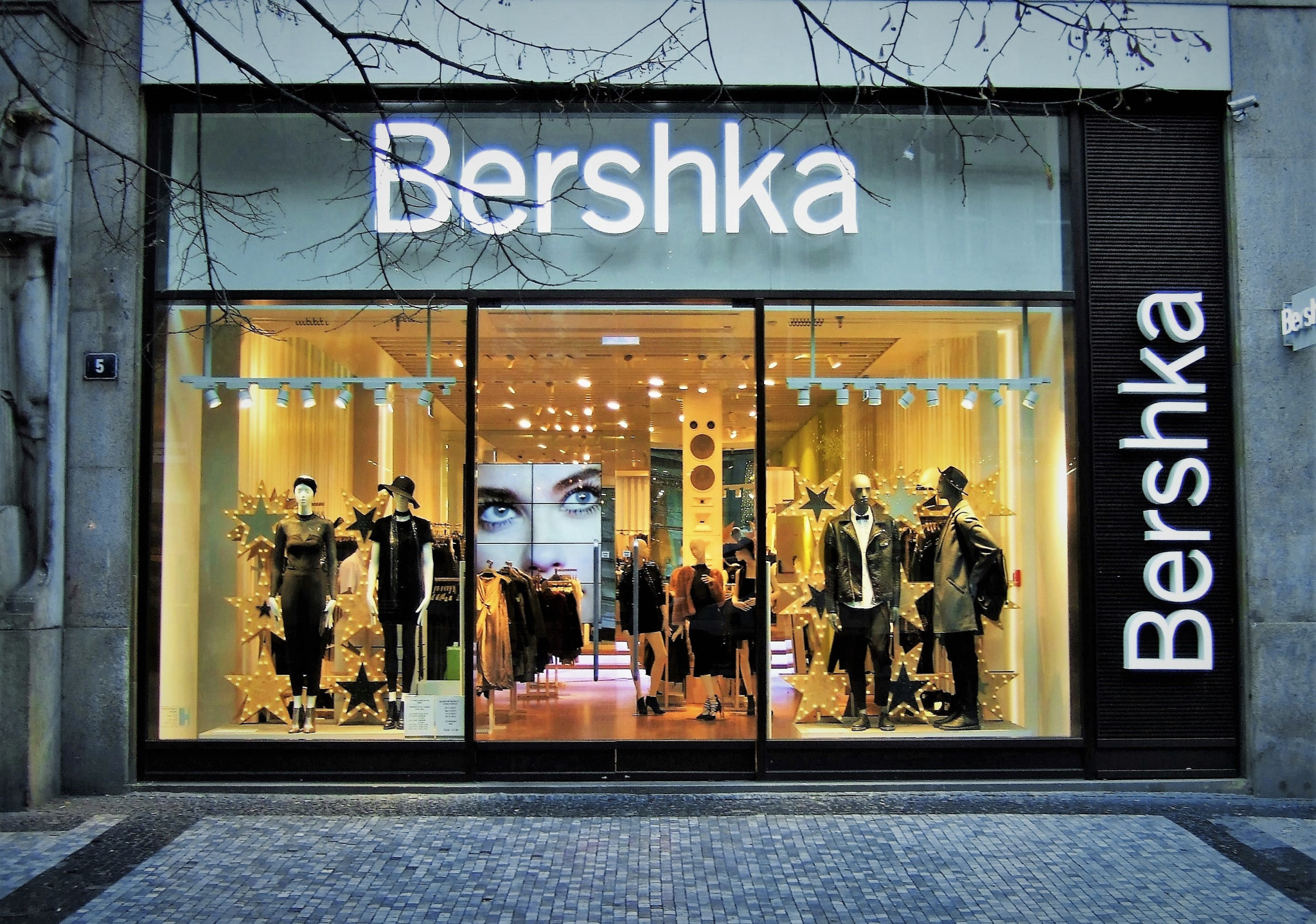 Fujifilm FinePix F31fd sample photo. Bershka prague photography