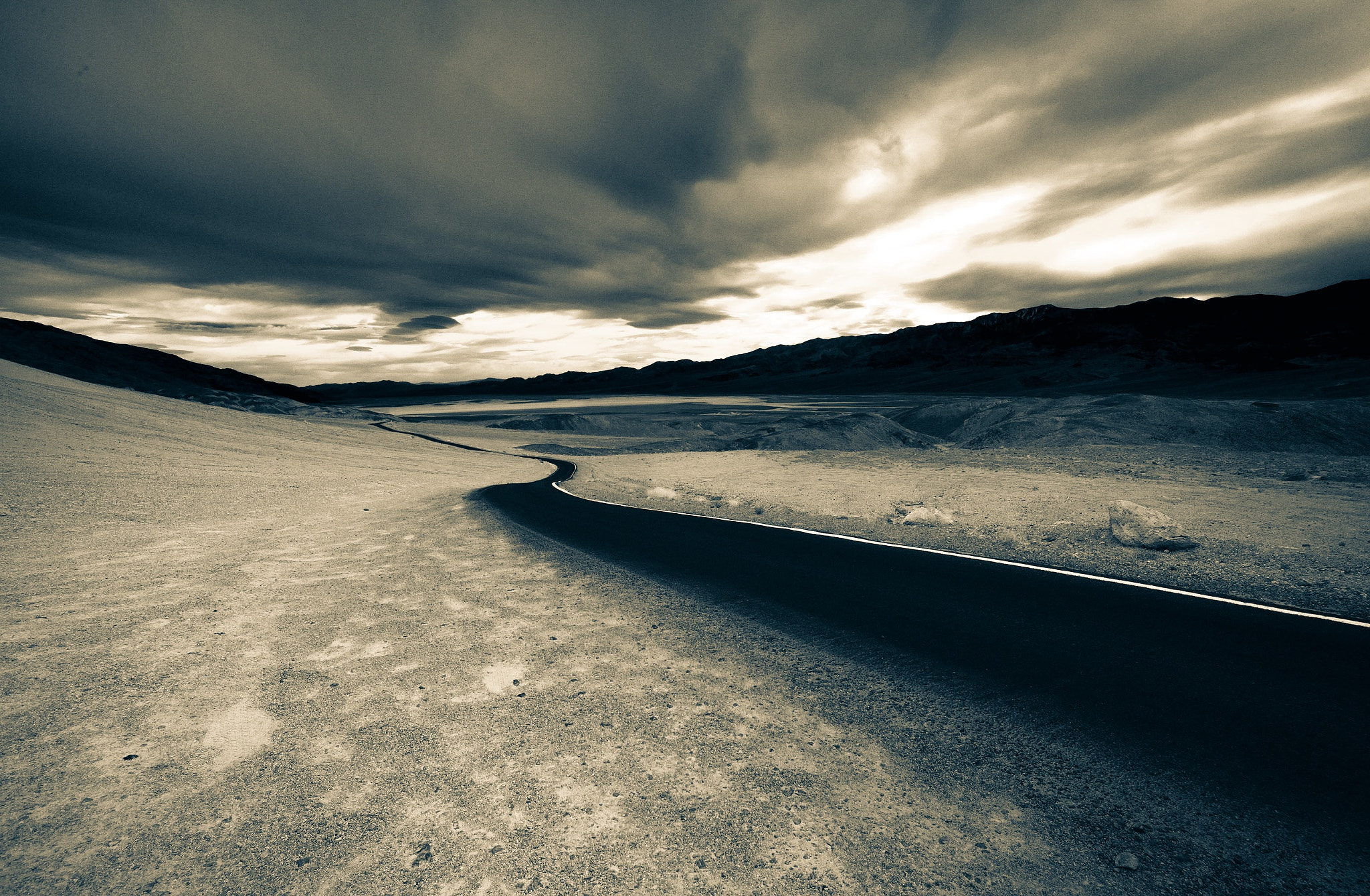 Leica Tri-Elmar-M 16-18-21mm F4 ASPH sample photo. View from artist's point. death valley photography