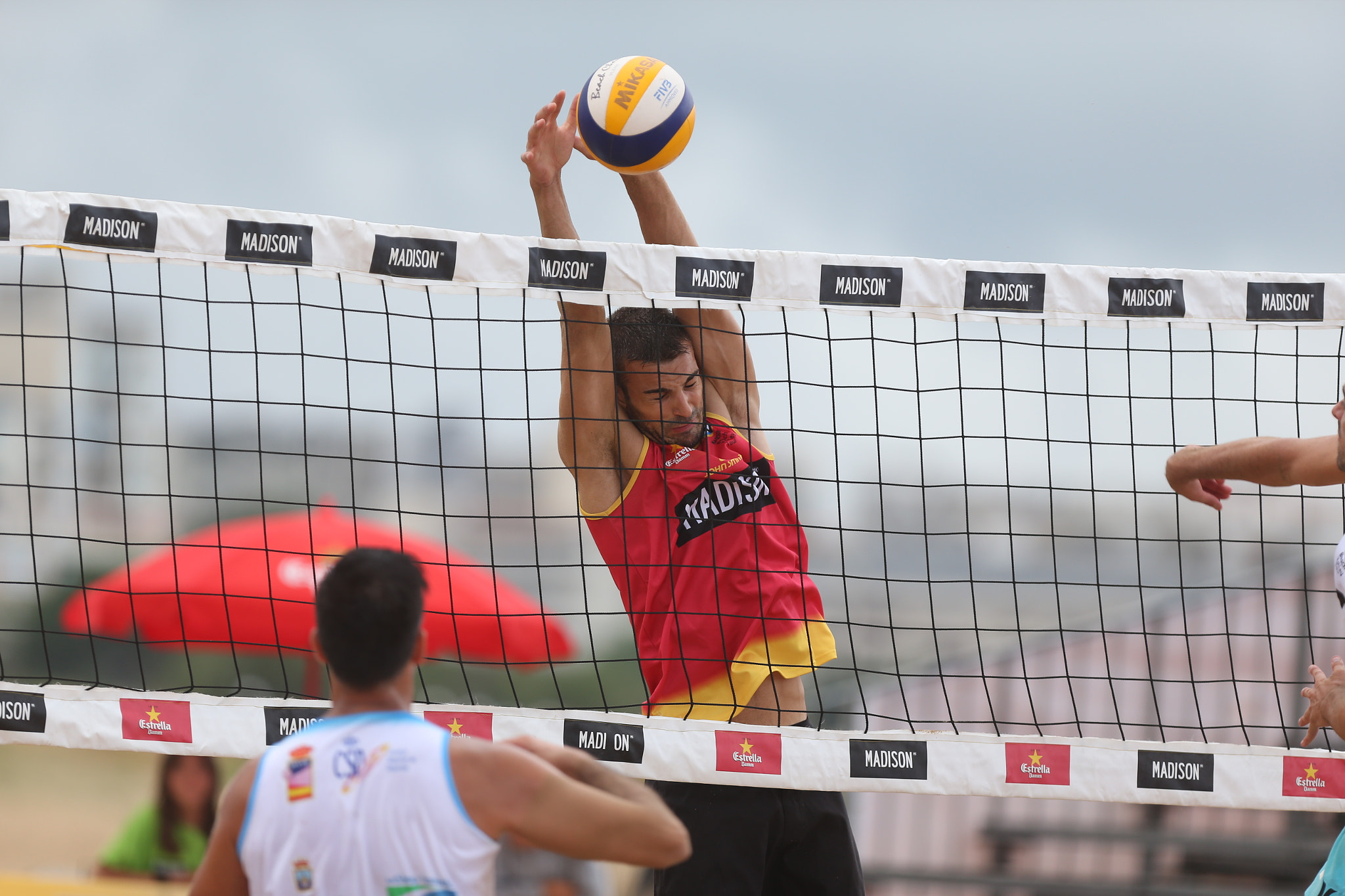 Canon EF 300mm F2.8L IS USM sample photo. Beach volley photography