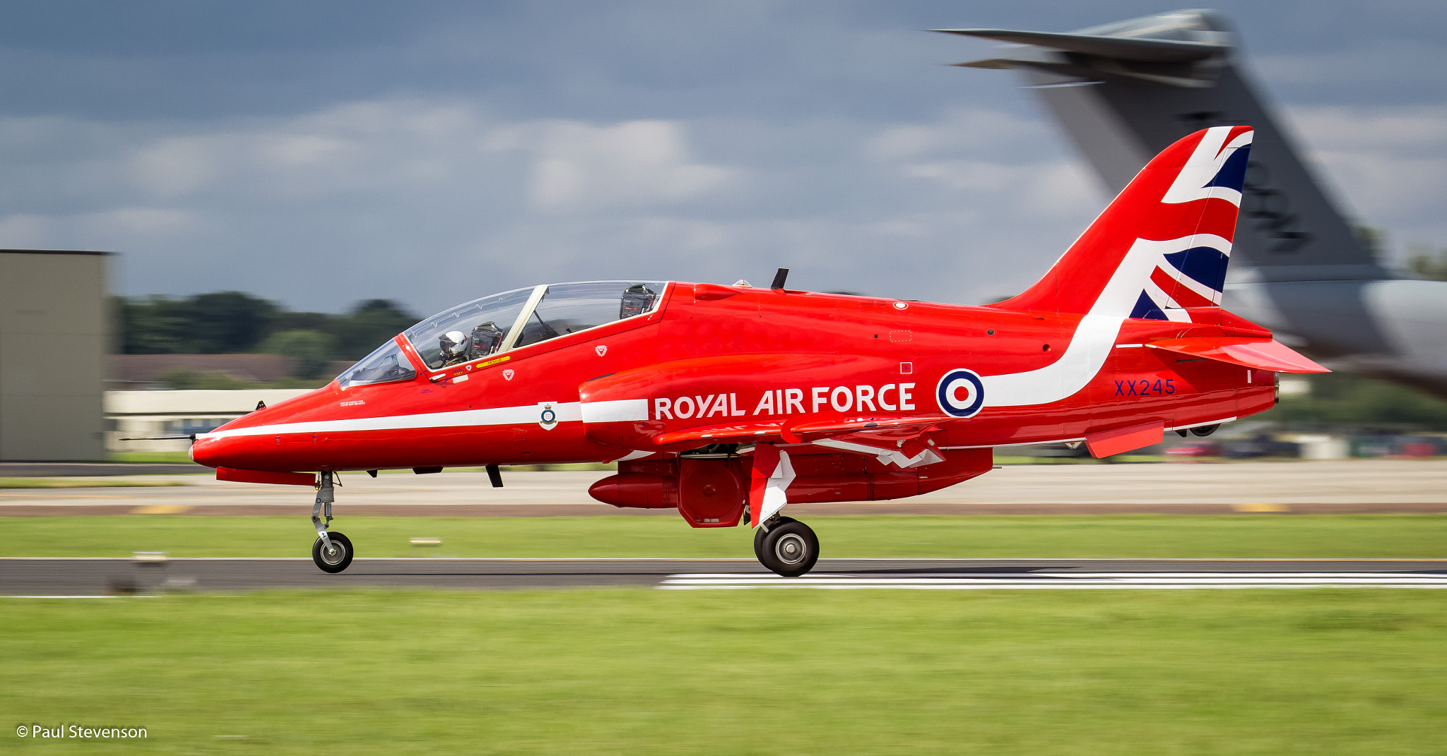 Canon EF 100-400mm F4.5-5.6L IS USM sample photo. Red arrow landing photography