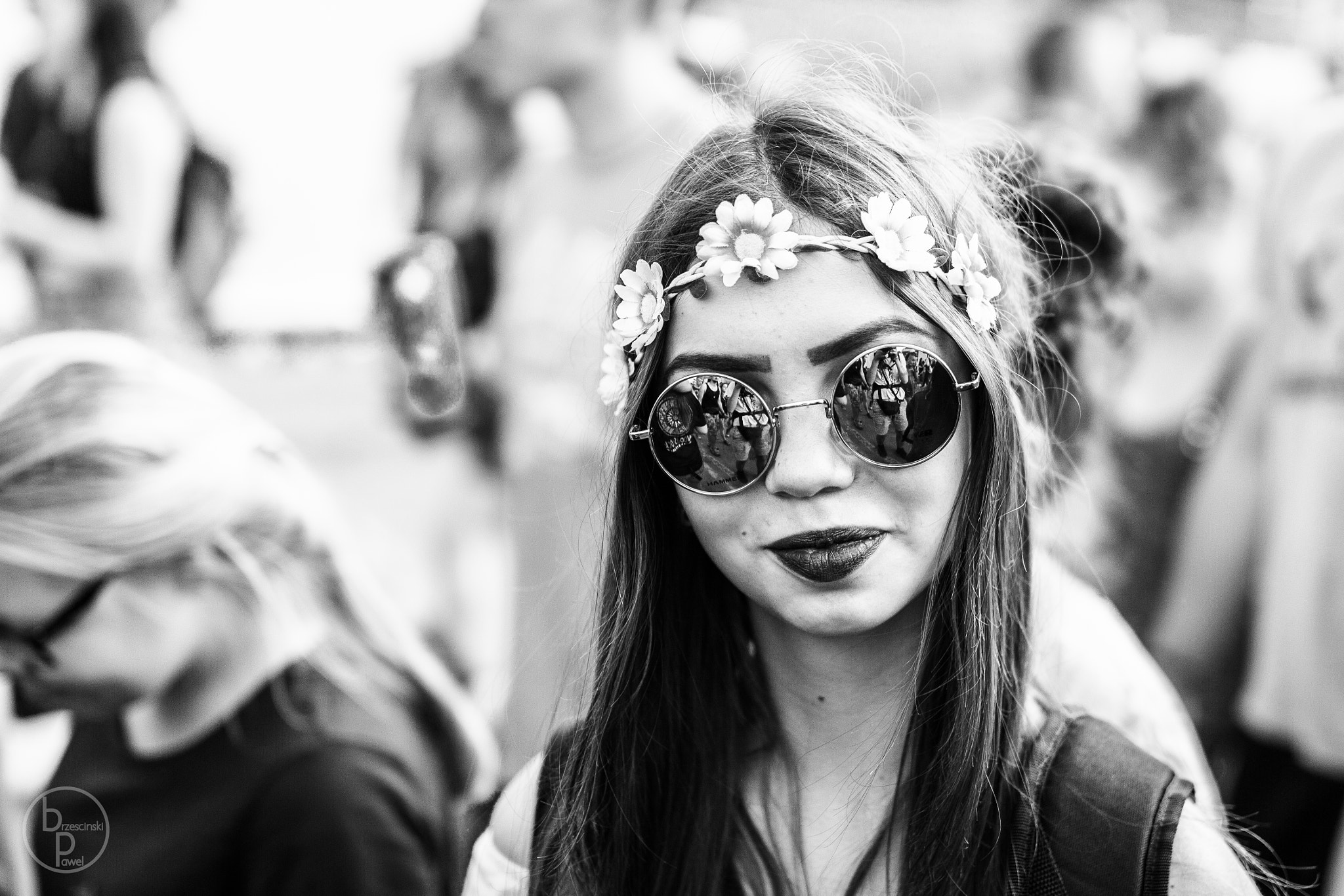 Canon EOS 550D (EOS Rebel T2i / EOS Kiss X4) + Sigma 35mm F1.4 DG HSM Art sample photo. A girl with sunglasses photography