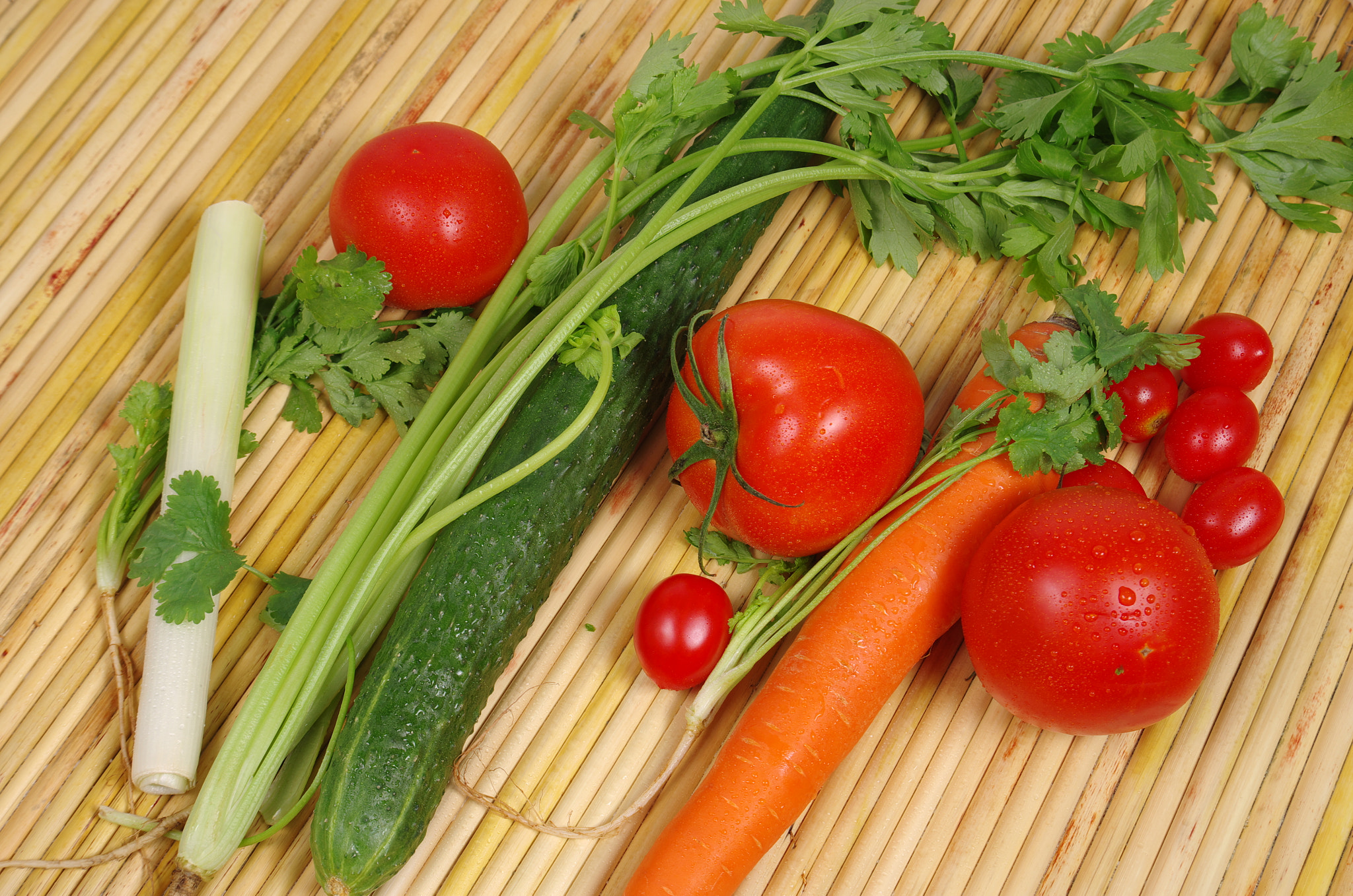 Pentax K-01 + Pentax smc DA 16-45mm F4 ED AL sample photo. Healthy eating / assortment of organic vegetables photography