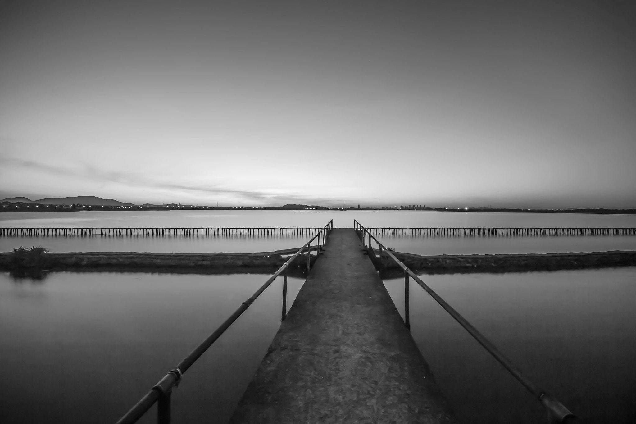 Canon EF 11-24mm F4L USM sample photo. 黑白的避风塘。 photography