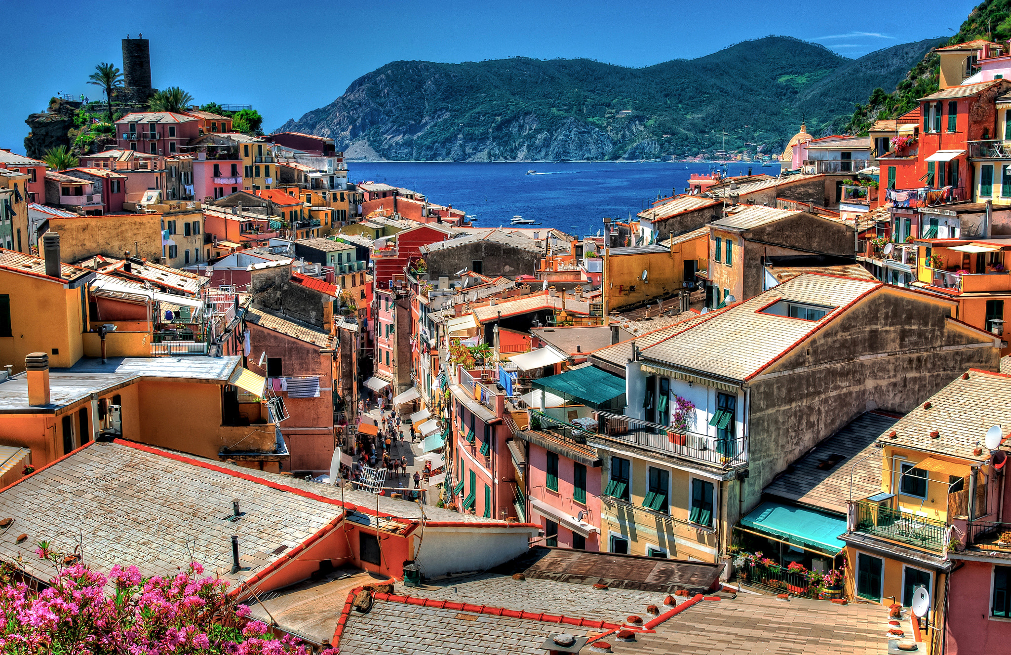 Nikon AF-S Nikkor 24-120mm F4G ED VR sample photo. Main street, vernazza photography