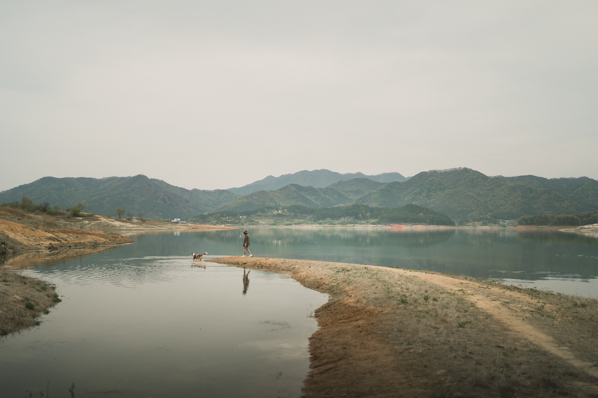 Sony a7 + Sony Distagon T* FE 35mm F1.4 ZA sample photo. Lake exploring photography