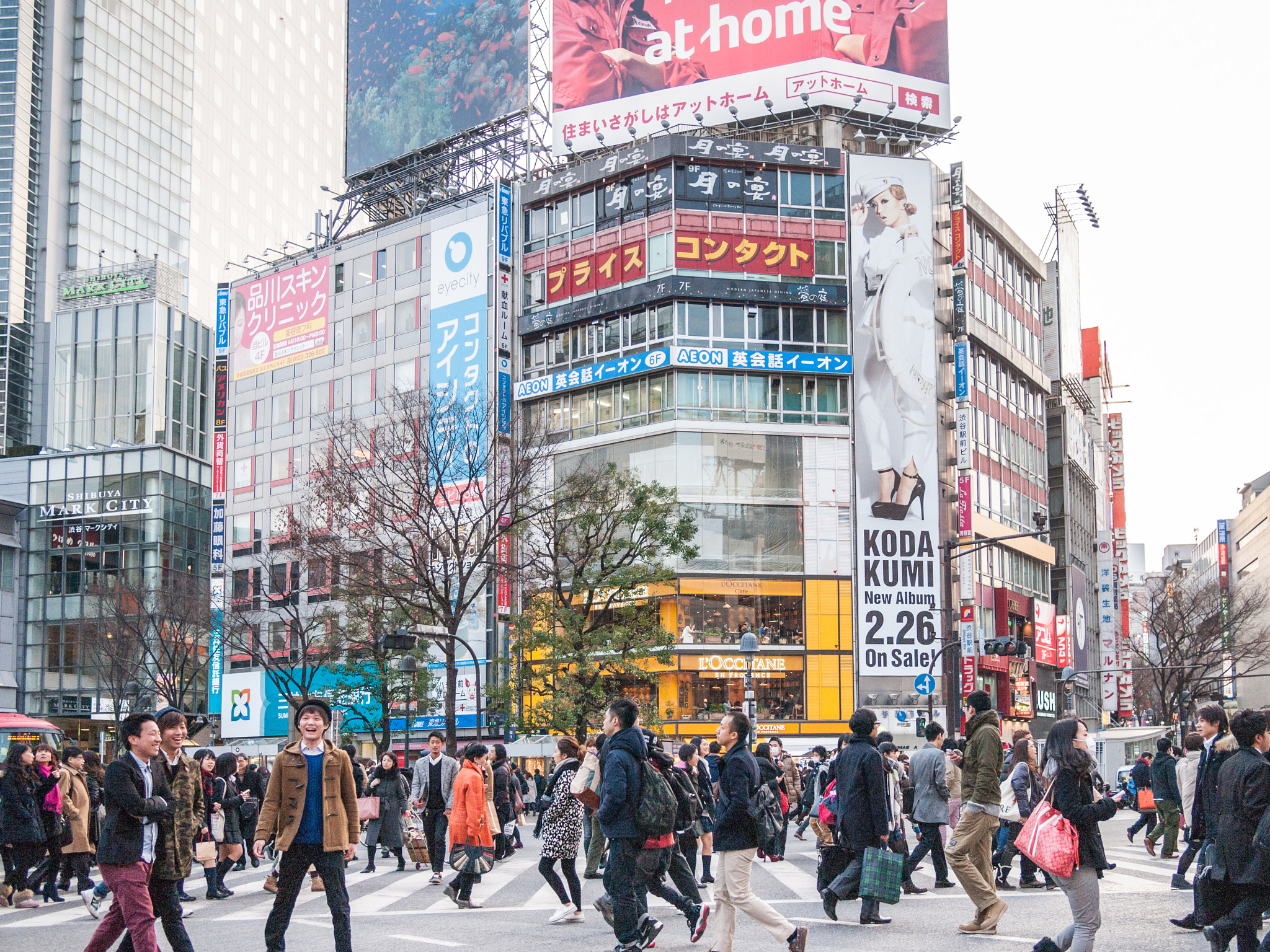 Olympus PEN E-P1 + Panasonic Lumix G 20mm F1.7 ASPH sample photo. Crossing shibuya photography