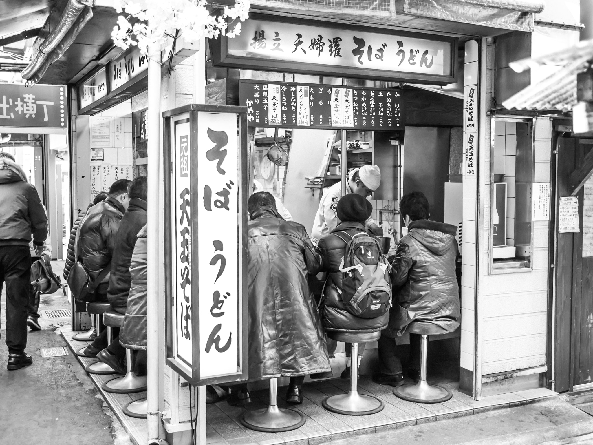 Olympus PEN E-P1 + Panasonic Lumix G 20mm F1.7 ASPH sample photo. Little street bar (izakaya) in shinjuku photography