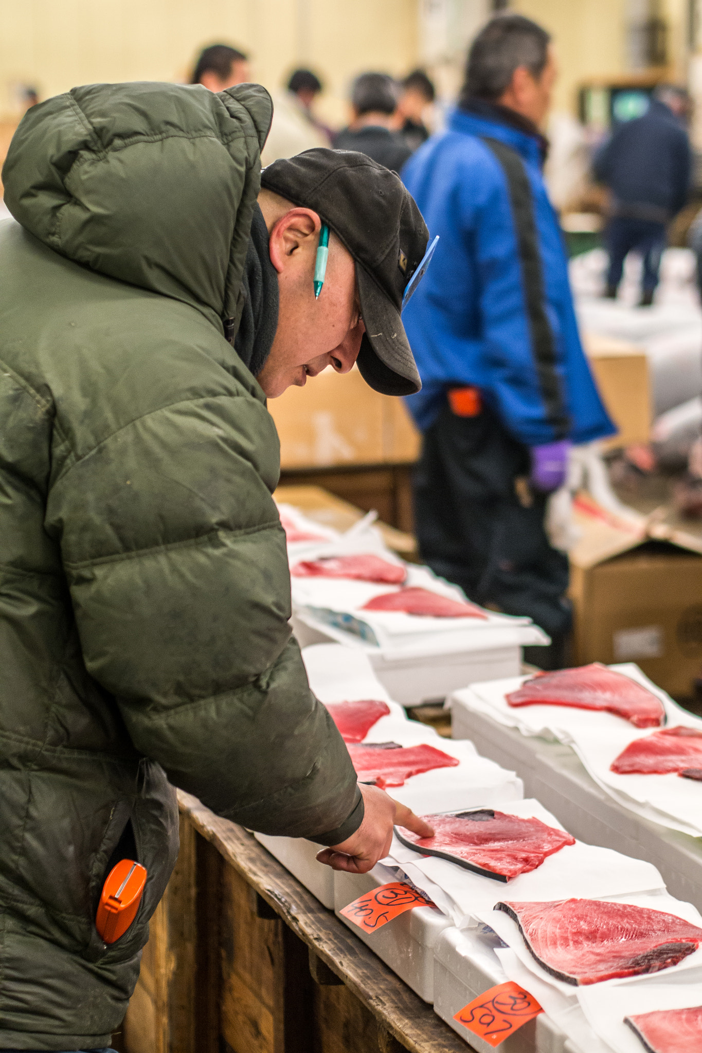 Panasonic Lumix DMC-G5 + Olympus M.Zuiko Digital 45mm F1.8 sample photo. Tuna buyers in tsukiji market photography