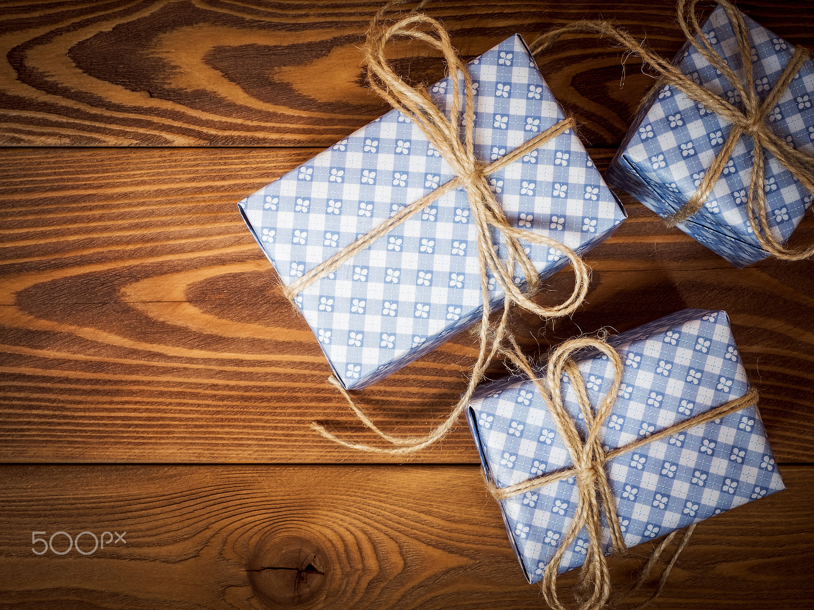 Olympus OM-D E-M1 + OLYMPUS 14-54mm Lens sample photo. Gift boxes in blue paper on the wooden table photography