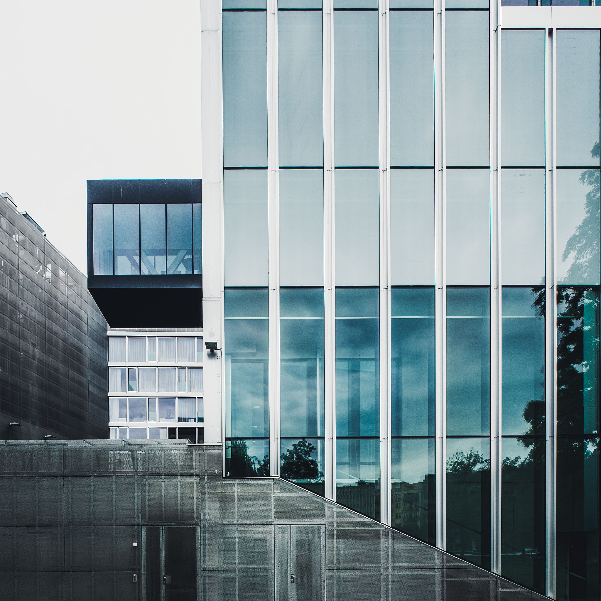 Fujifilm X-E1 + Fujifilm XF 10-24mm F4 R OIS sample photo. Facades, structures, symmetry photography