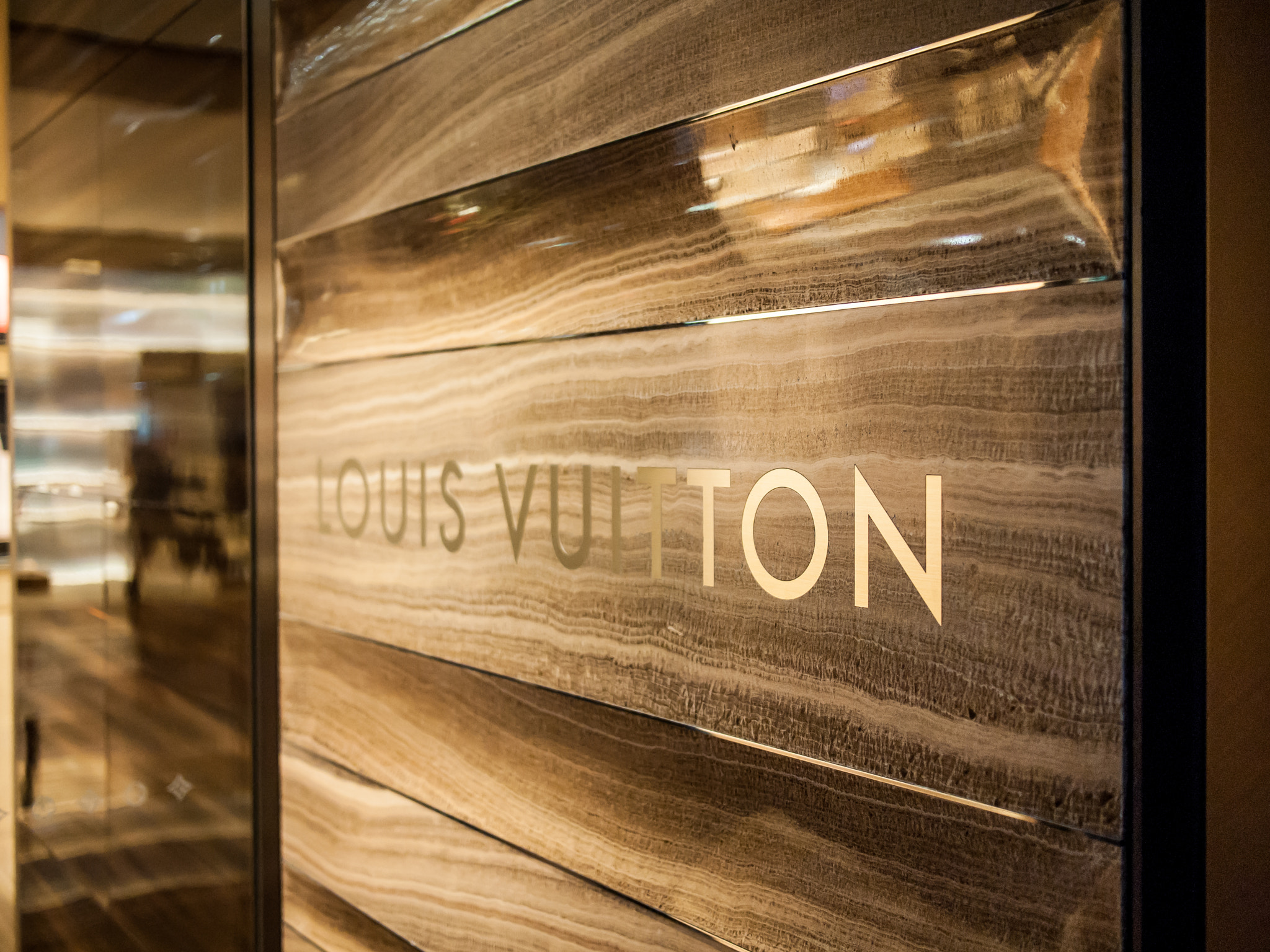 Olympus PEN E-P1 + Panasonic Lumix G 20mm F1.7 ASPH sample photo. Entry into louis vuitton store in ginza photography